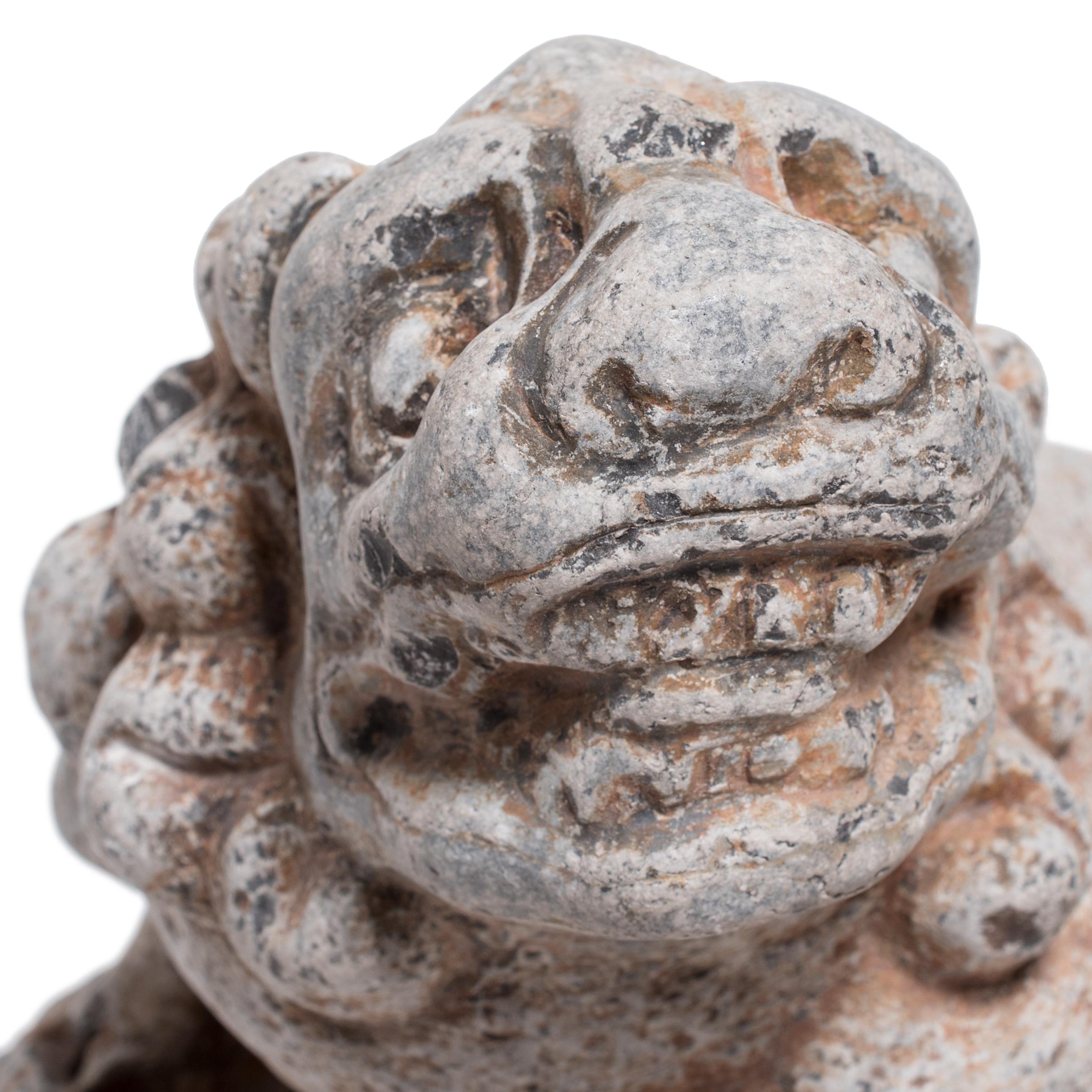 Chinesische chinesische Liegeskulptur eines Fu-Hunde- Guardian (Kalkstein) im Angebot
