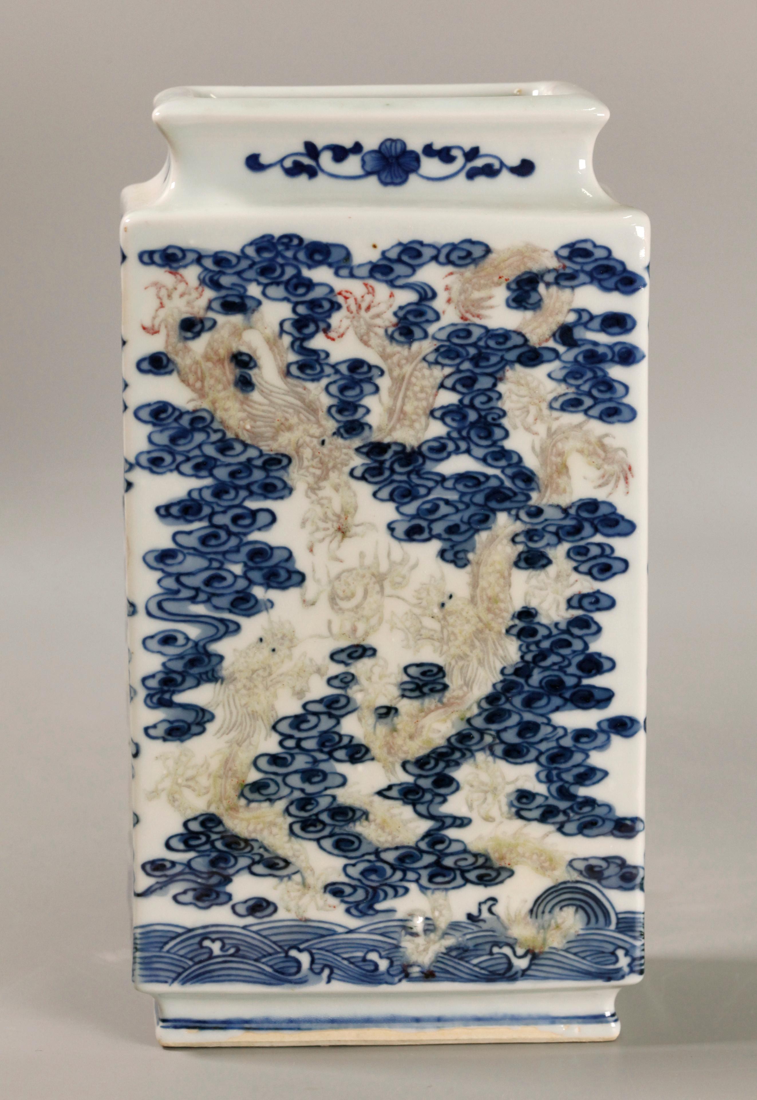 Porcelaine Vase chinois de forme rectangulaire en porcelaine, XIXe siècle en vente