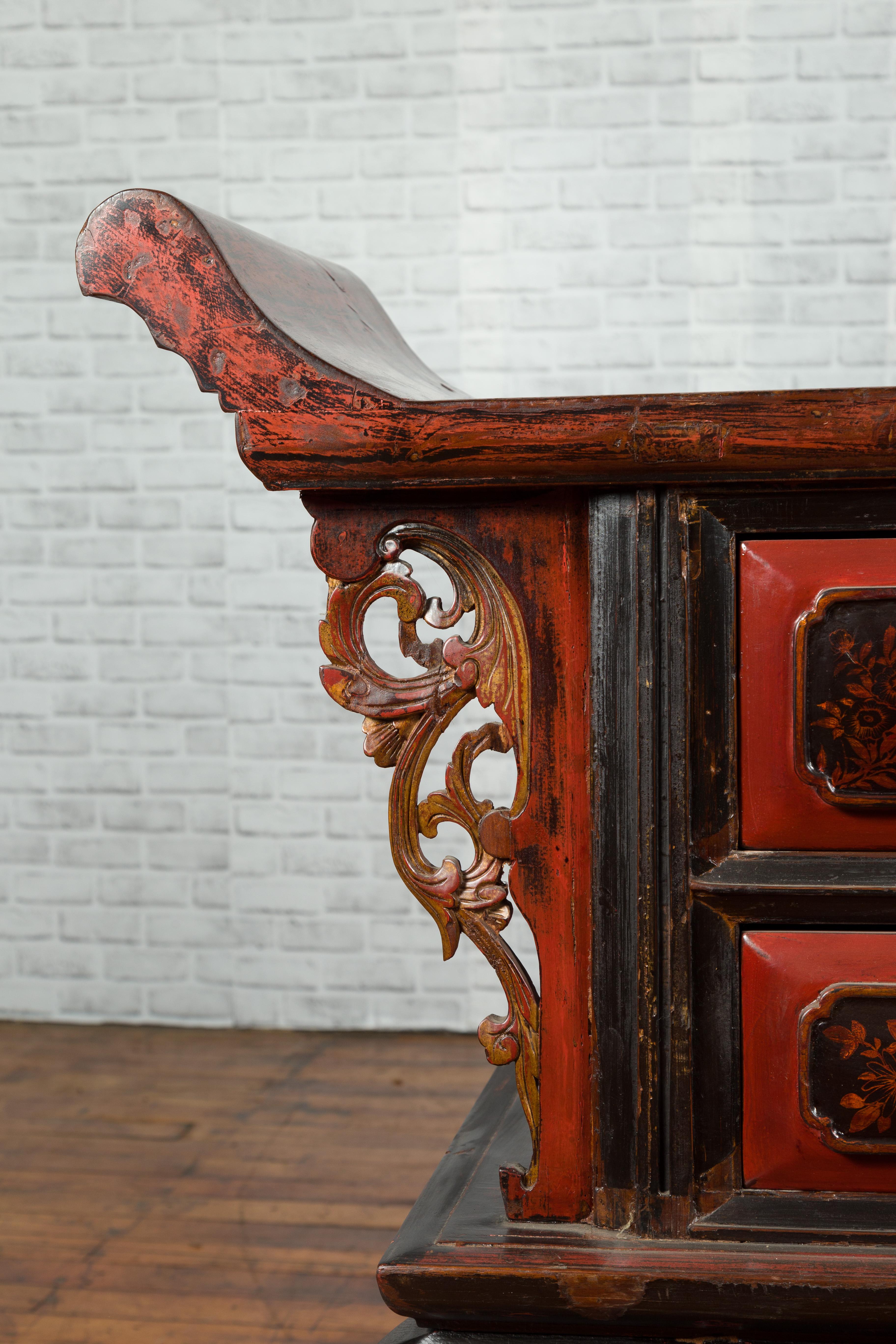 Chinese Qing Dynasty Red and Black Lacquered 19th Century Altar Coffer Table For Sale 4