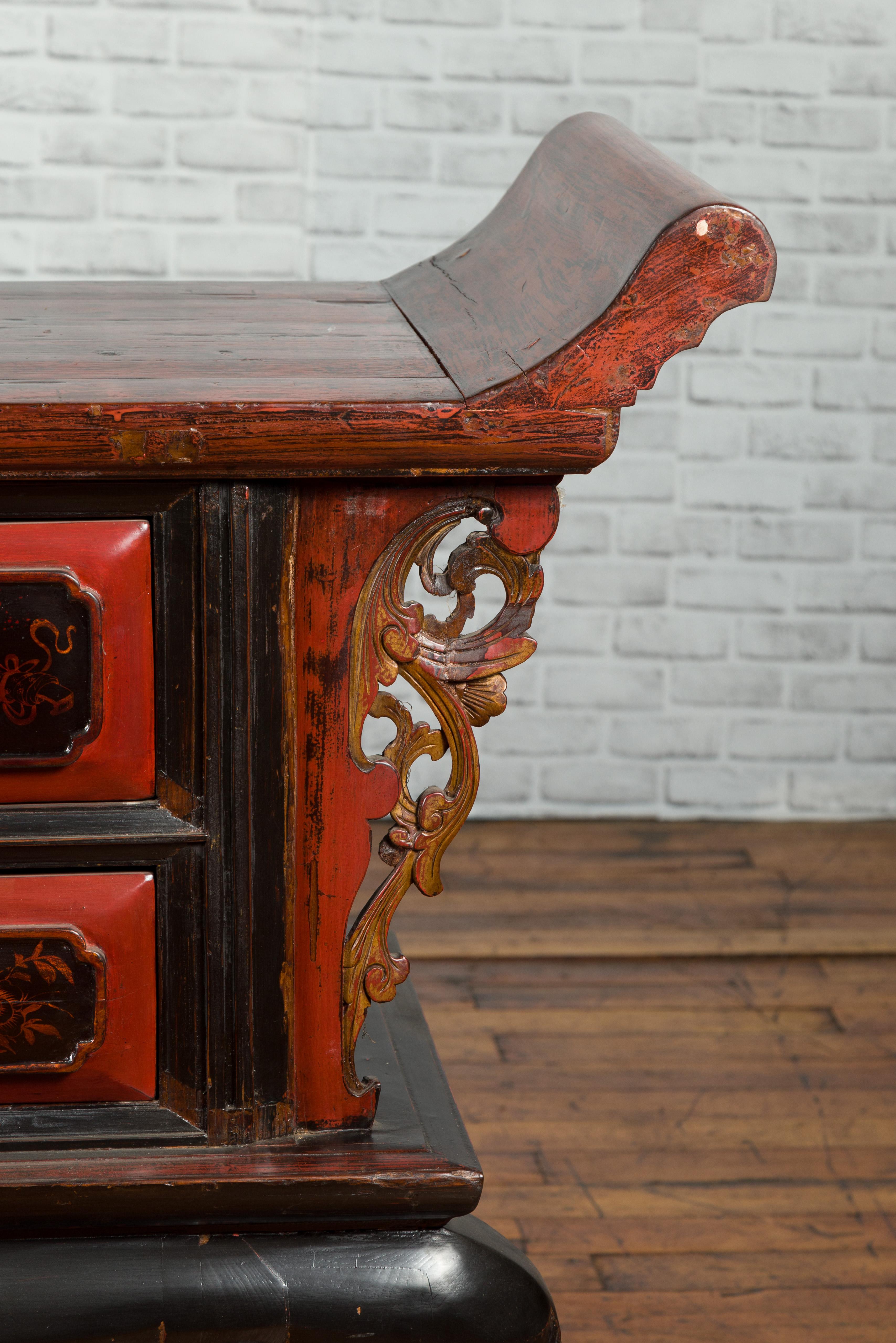 Table d'autel d'autel du 19ème siècle de la dynastie chinoise Qing laquée rouge et noire en vente 4