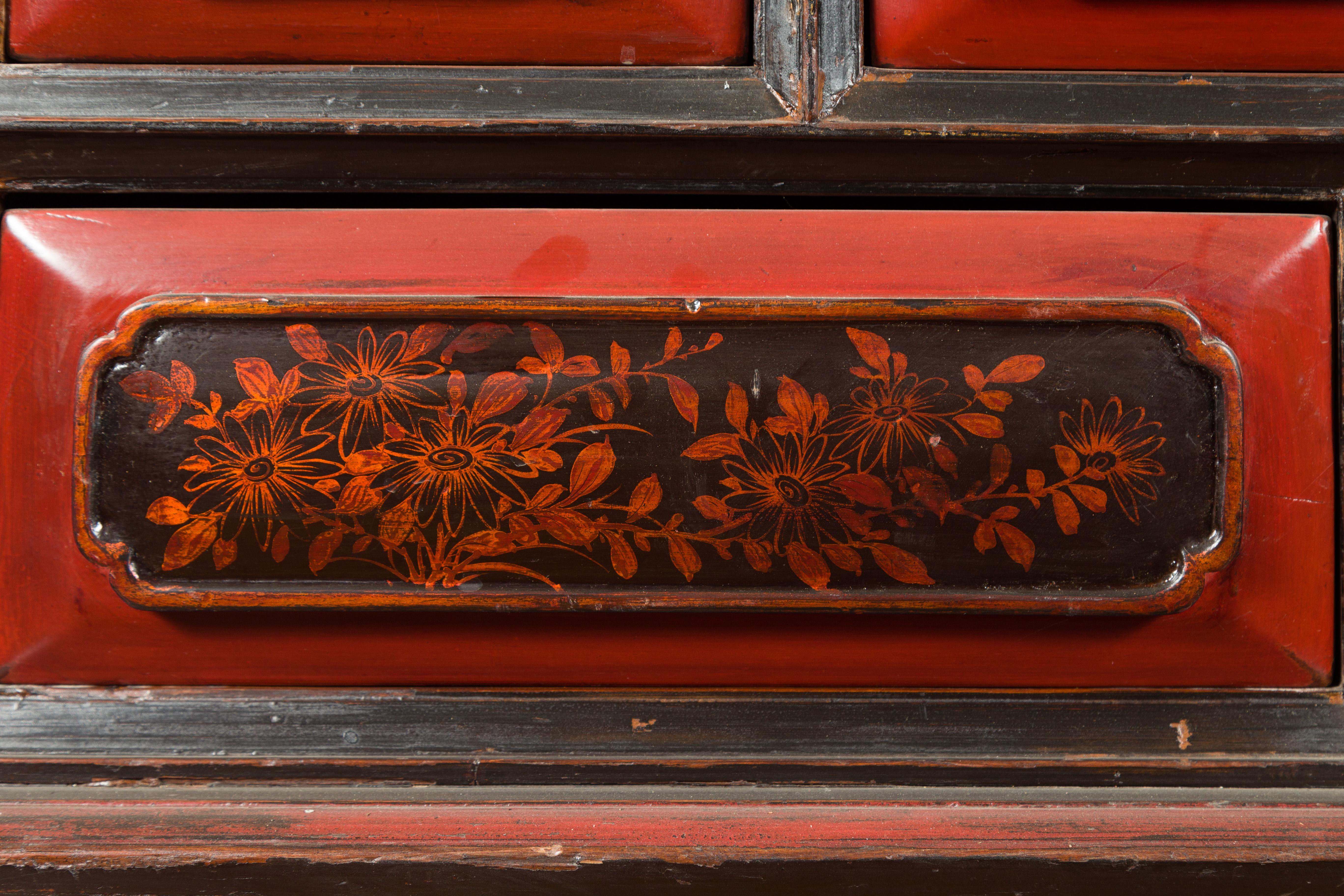 Table d'autel d'autel du 19ème siècle de la dynastie chinoise Qing laquée rouge et noire en vente 7