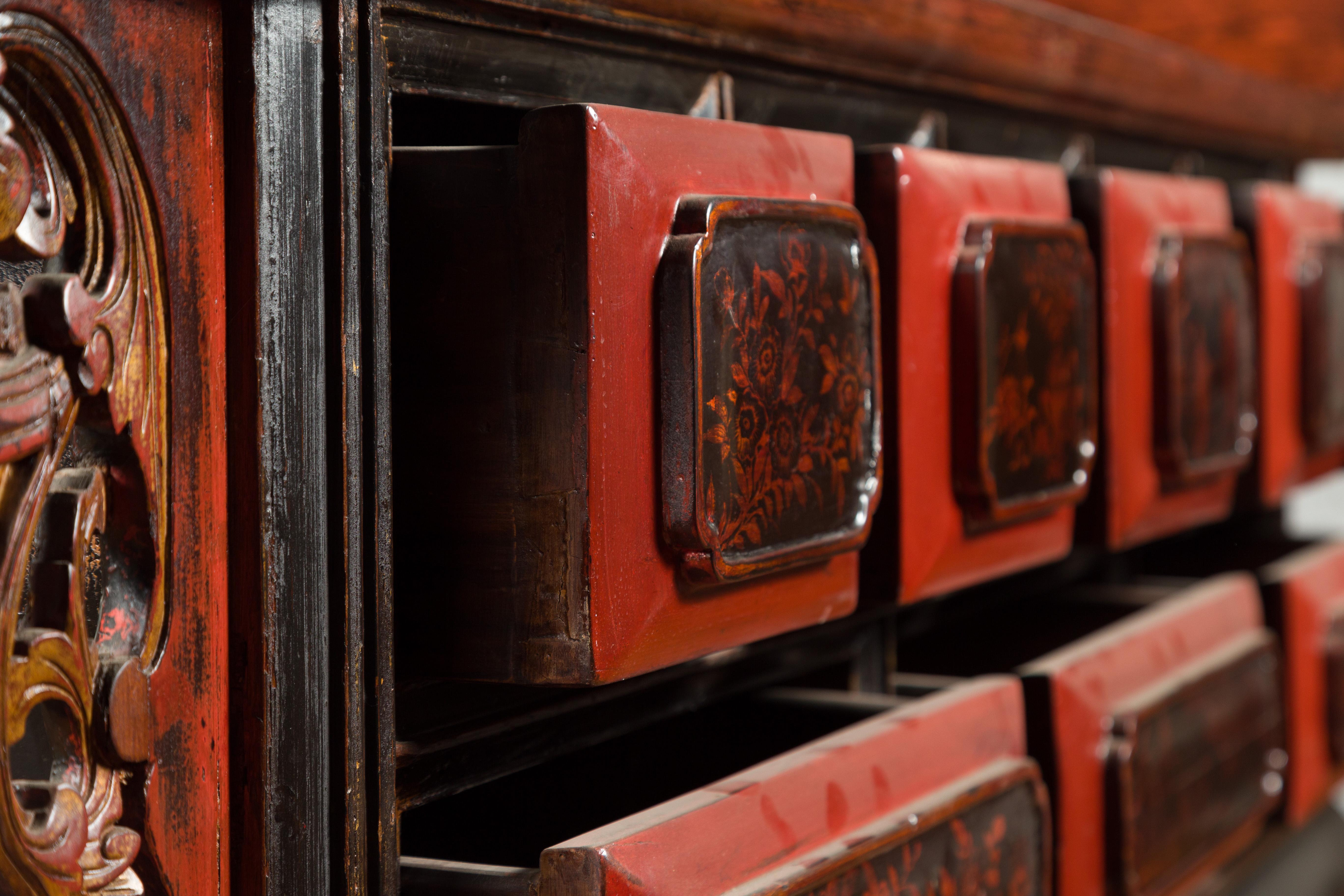 Table d'autel d'autel du 19ème siècle de la dynastie chinoise Qing laquée rouge et noire en vente 9
