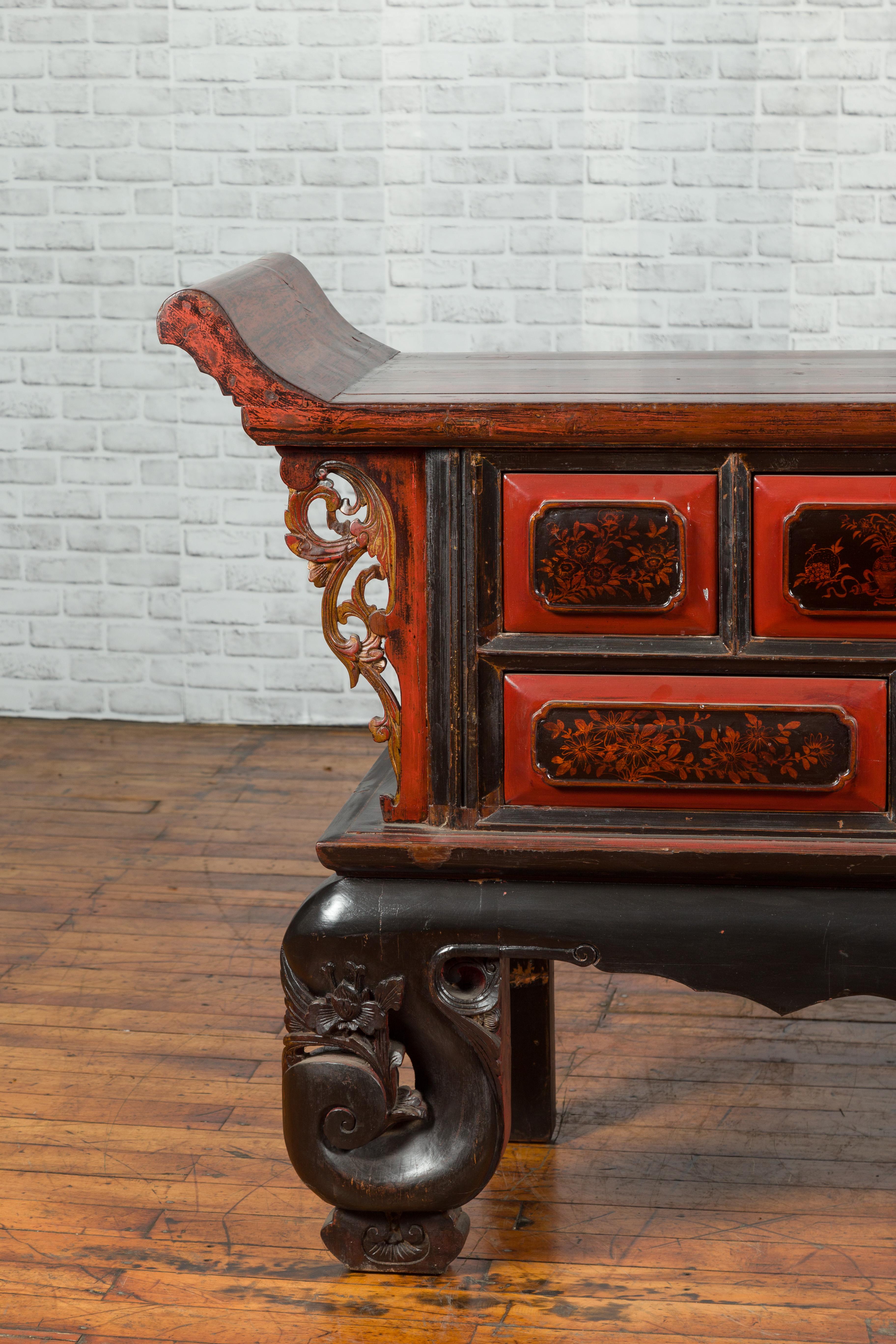 Table d'autel d'autel du 19ème siècle de la dynastie chinoise Qing laquée rouge et noire en vente 1