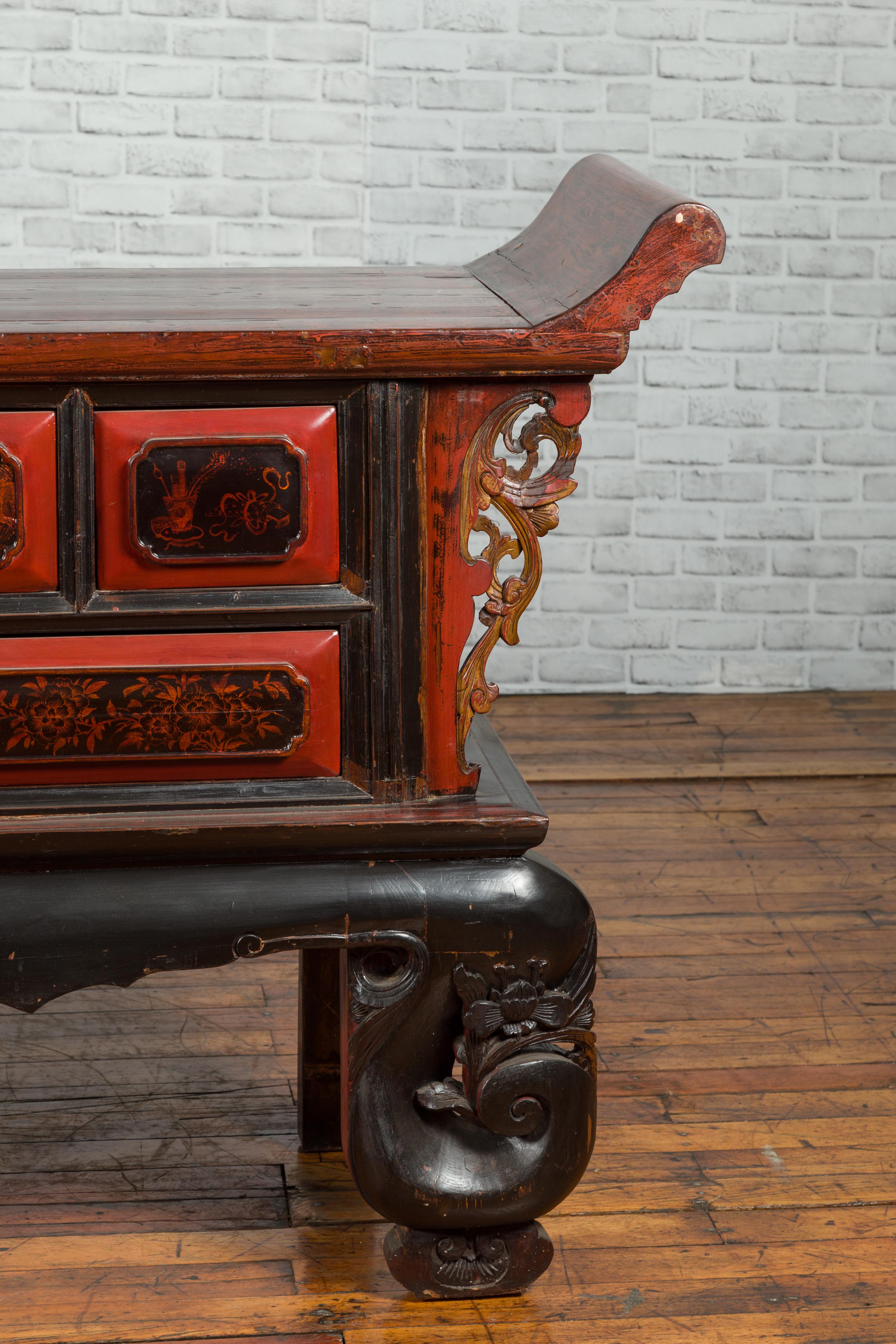 Table d'autel d'autel du 19ème siècle de la dynastie chinoise Qing laquée rouge et noire en vente 2