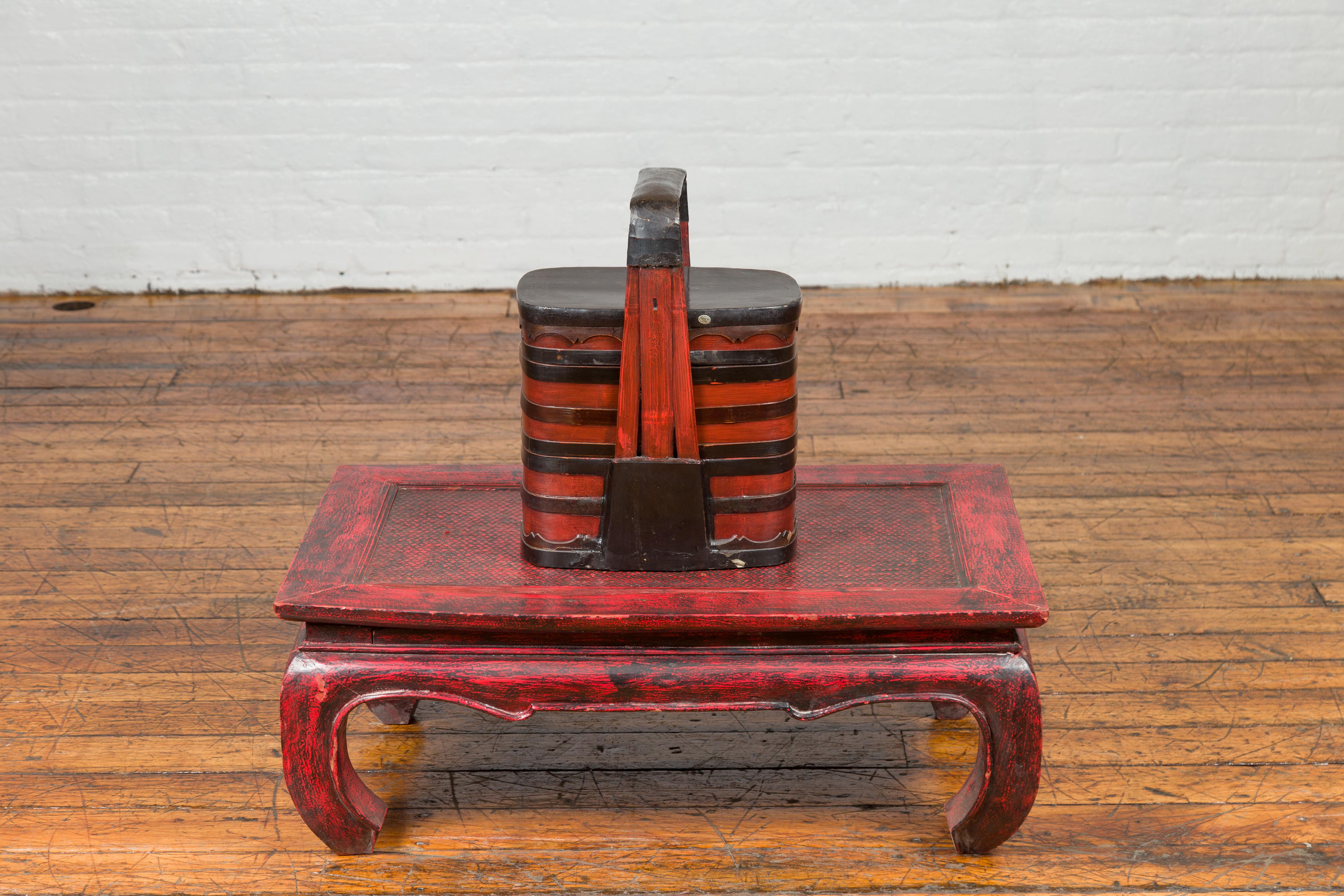 Chinese Red and Black Lacquered Tiered Lunch Box with Handle and Calligraphy In Good Condition For Sale In Yonkers, NY