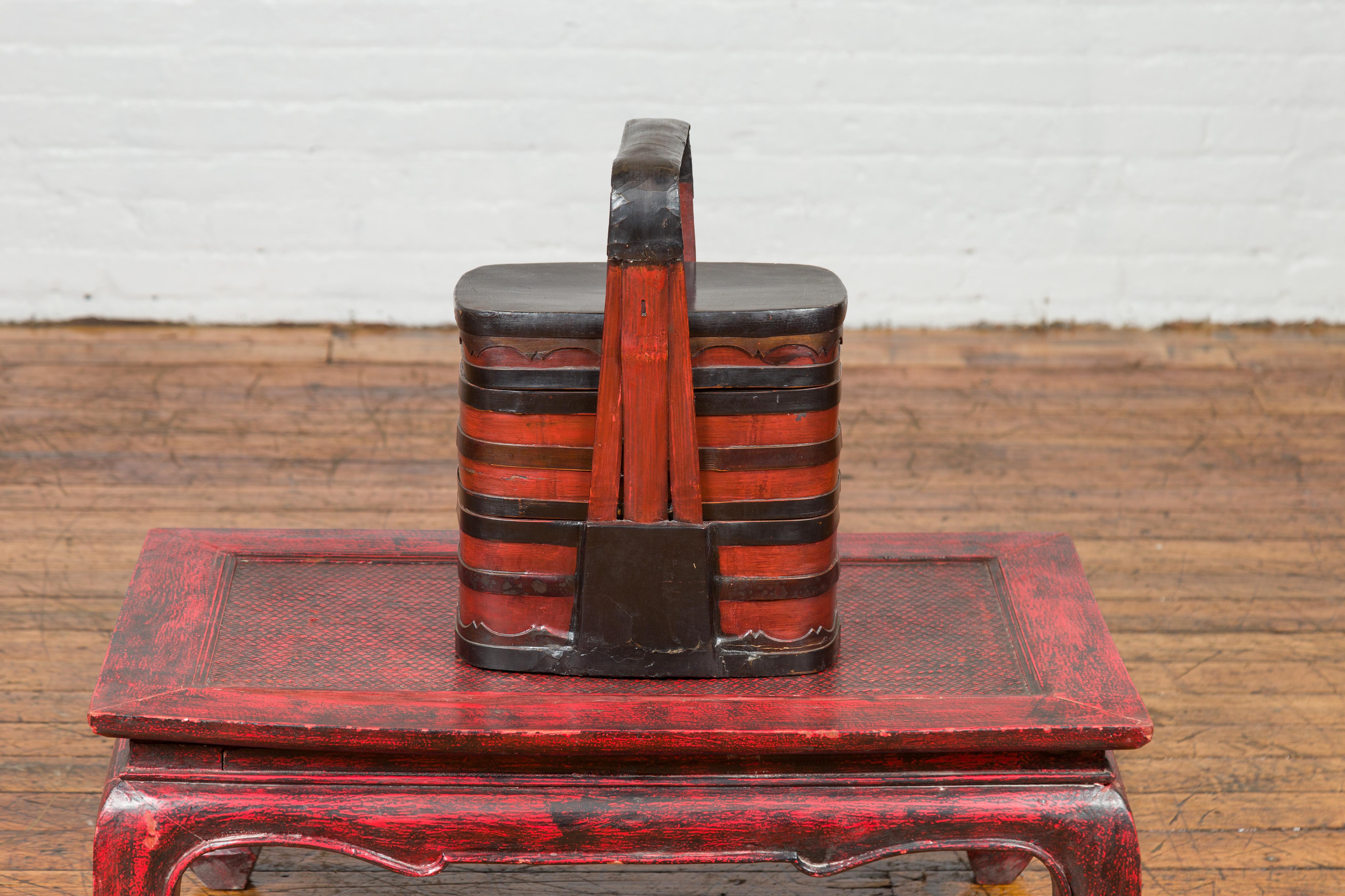 Chinese Red and Black Lacquered Tiered Lunch Box with Handle and Calligraphy For Sale 3