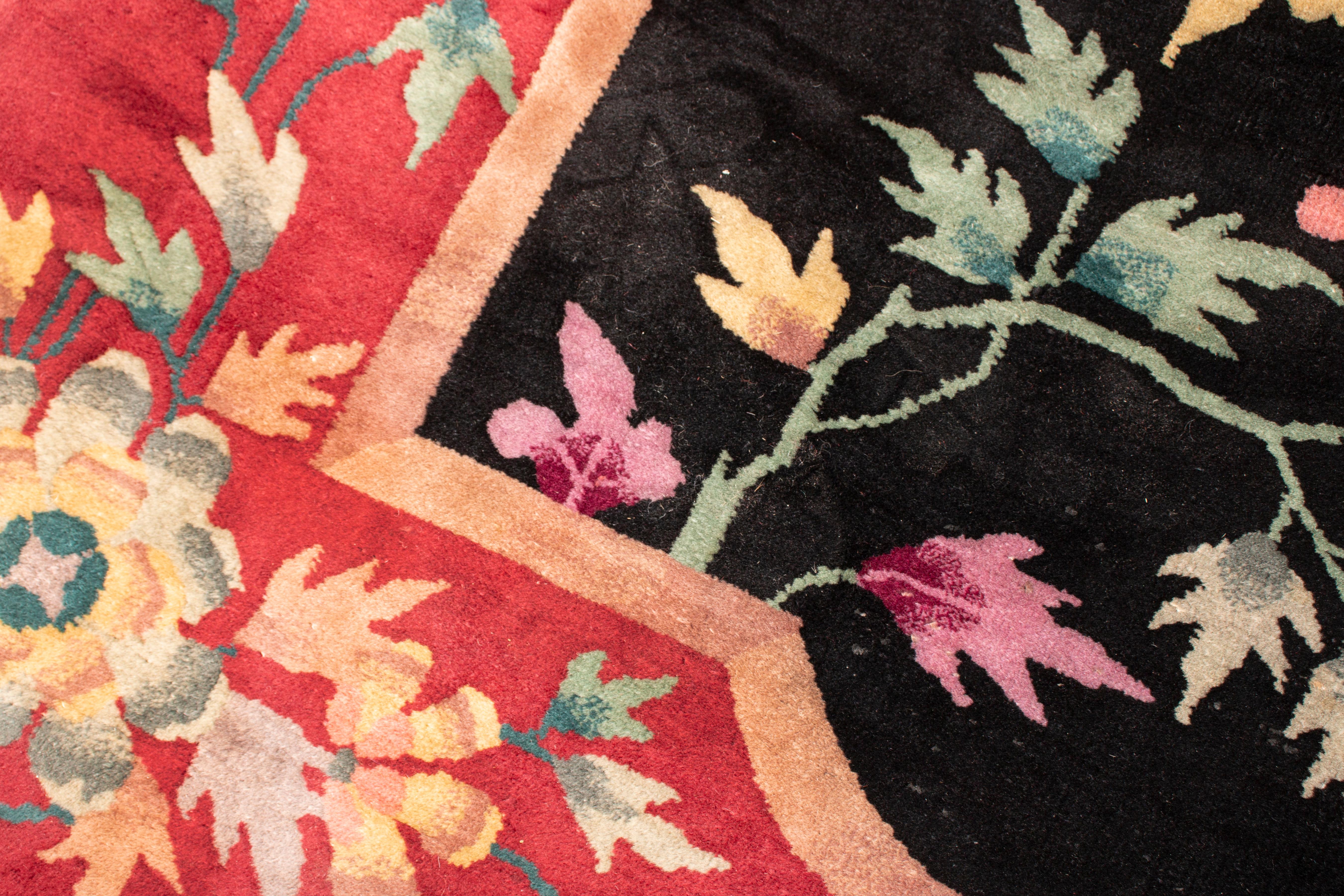 Noué à la main Tapis chinois en laine rouge et noire à motifs floraux Art Déco en vente