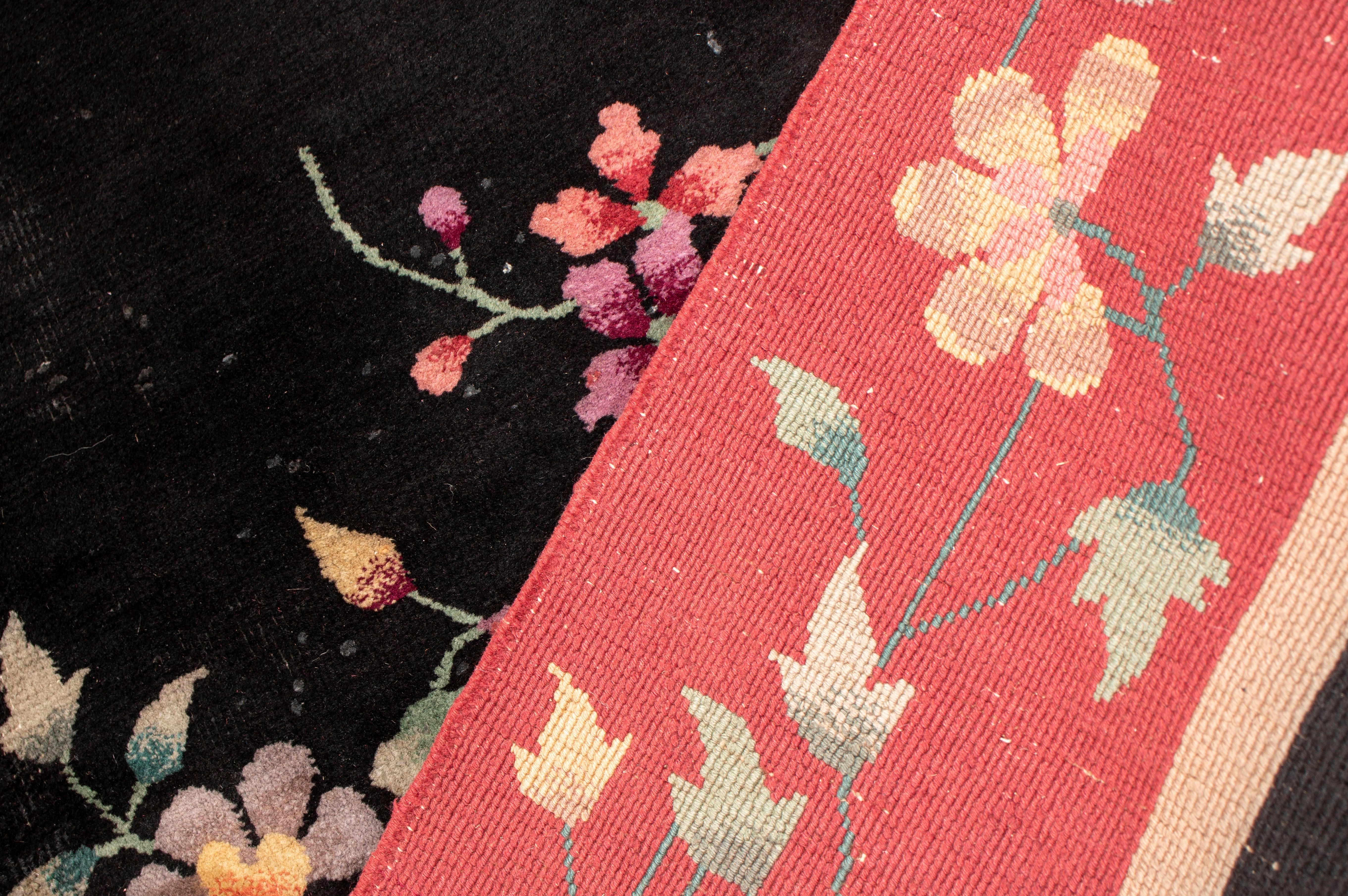 Early 20th Century Chinese Red and Black Wool Rug with Art Deco Floral Patterns For Sale