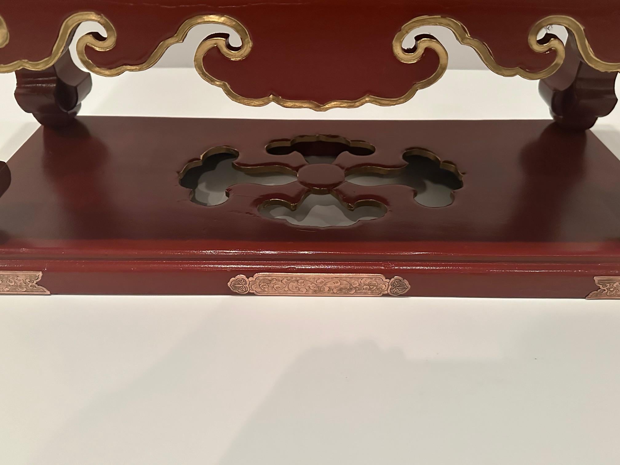 Exportation chinoise Table d'autel chinoise en laque rouge et noire en vente
