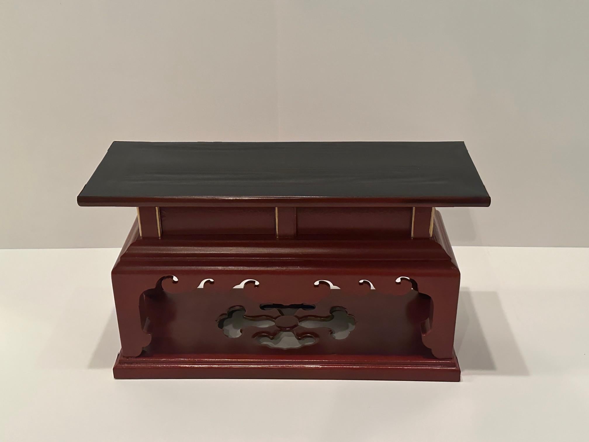 Table d'autel chinoise en laque rouge et noire en vente 1