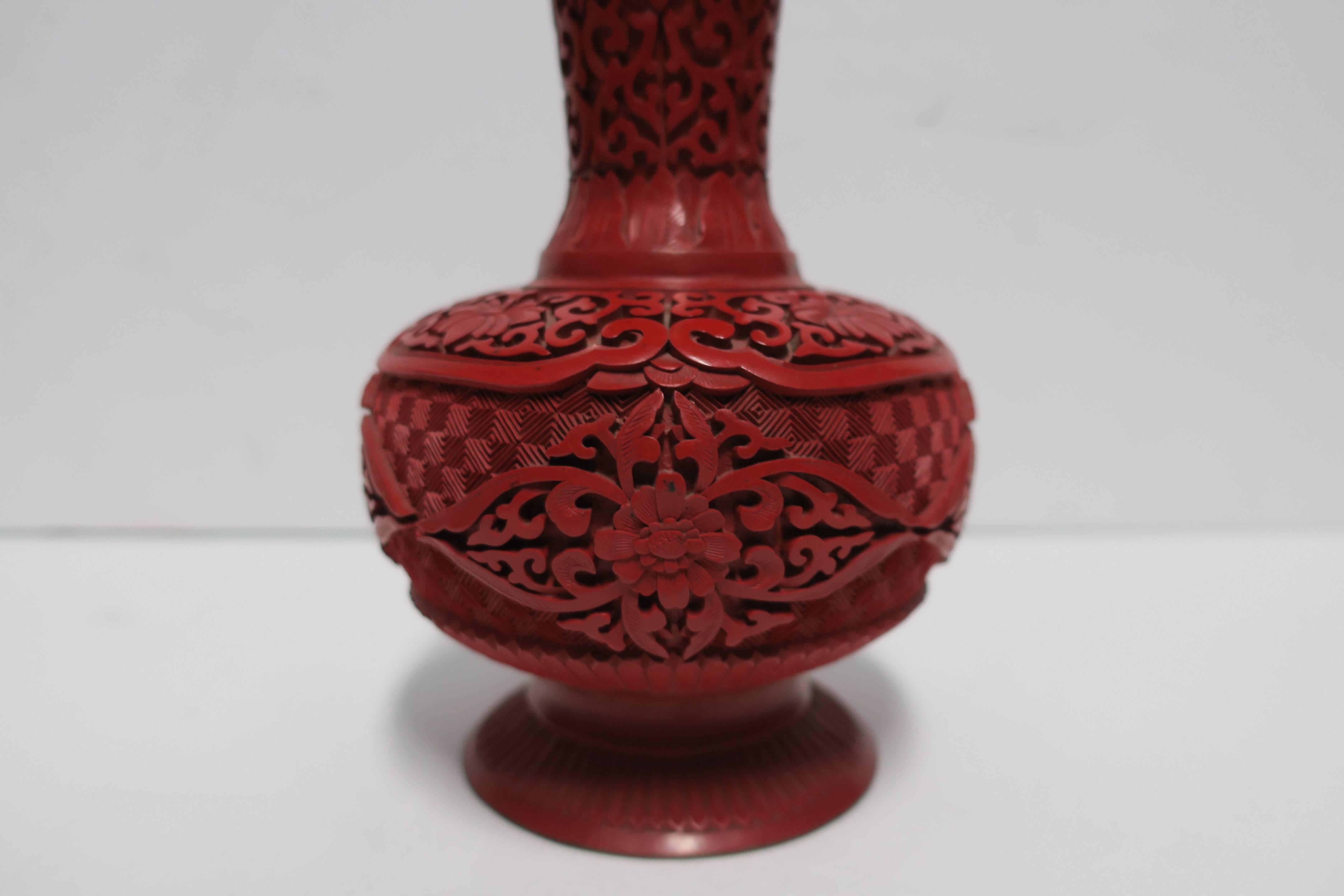20ième siècle Vase chinois à cinabre rouge