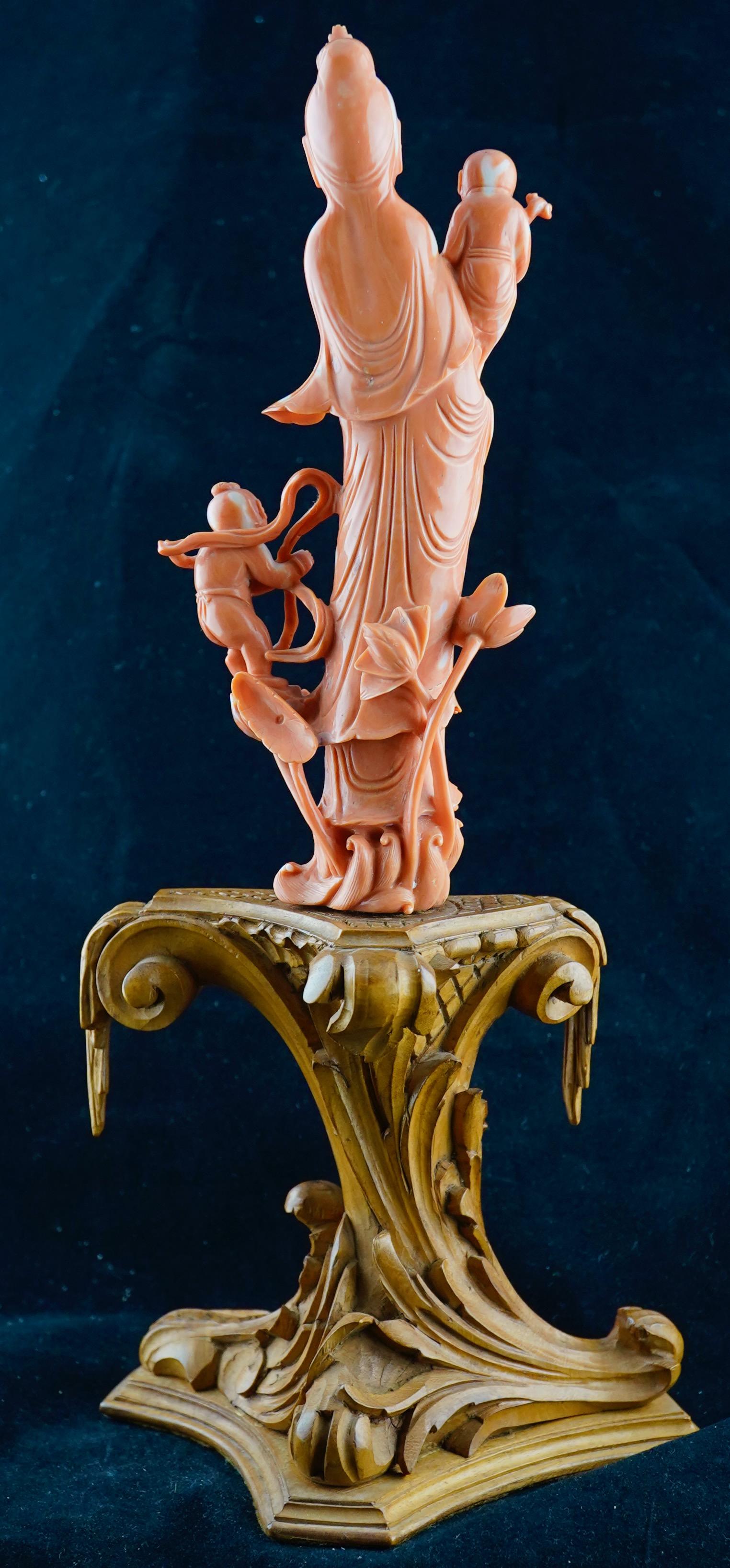 Exportation chinoise Sculpture chinoise en corail rouge représentant une femme et des enfants sur une base en bois, XIXe siècle en vente