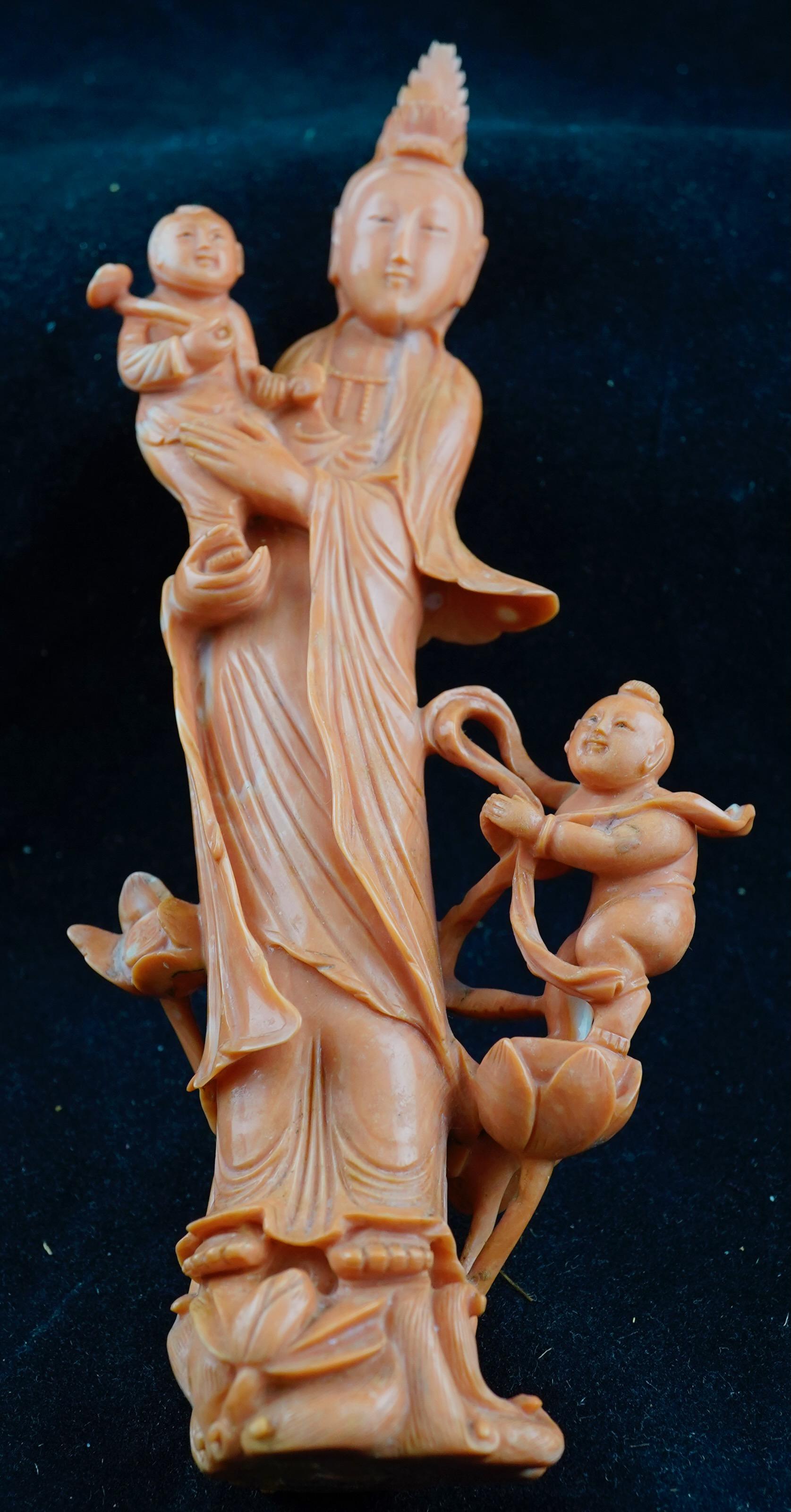 Chinois Sculpture chinoise en corail rouge représentant une femme et des enfants sur une base en bois, XIXe siècle en vente