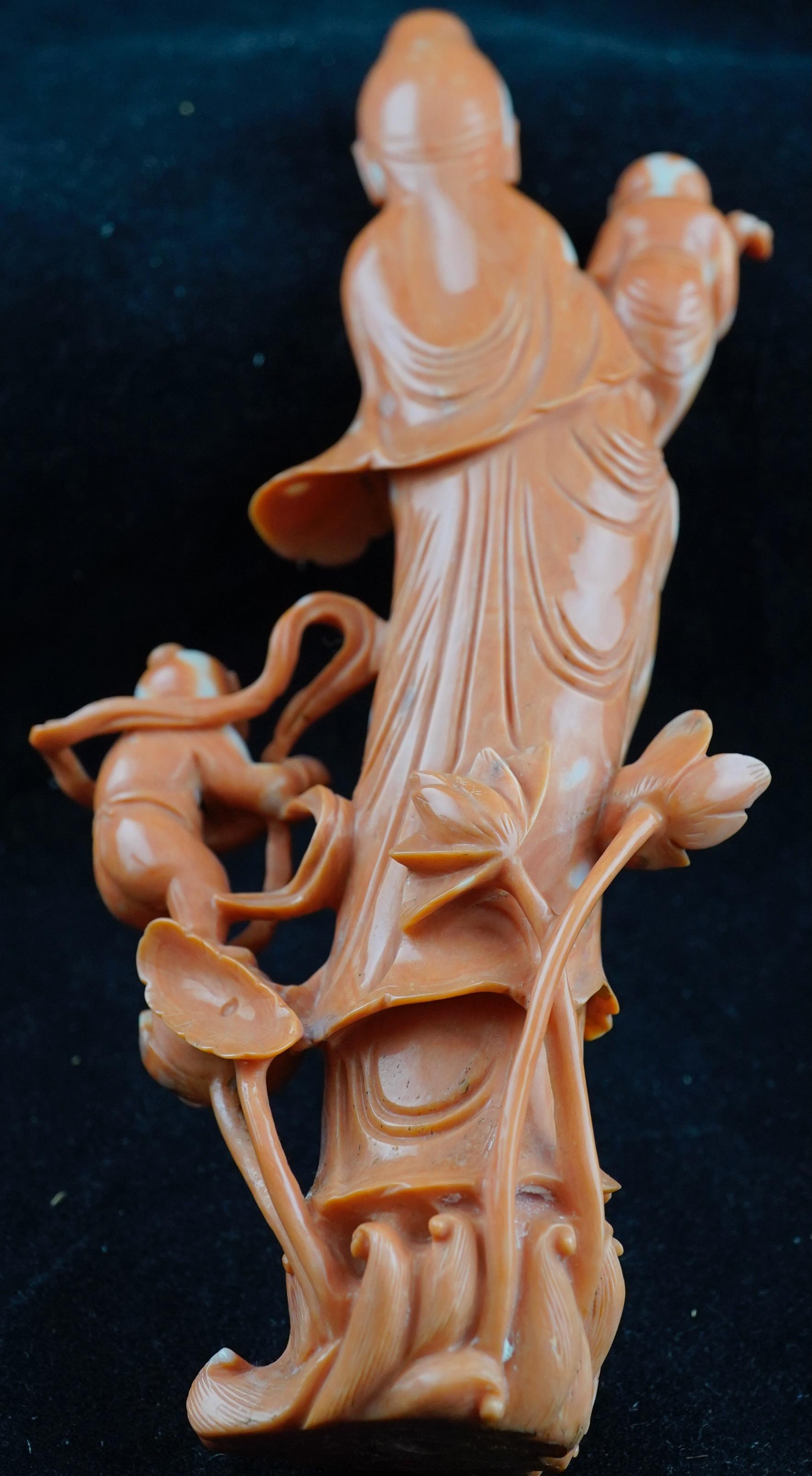 Sculpté Sculpture chinoise en corail rouge représentant une femme et des enfants sur une base en bois, XIXe siècle en vente