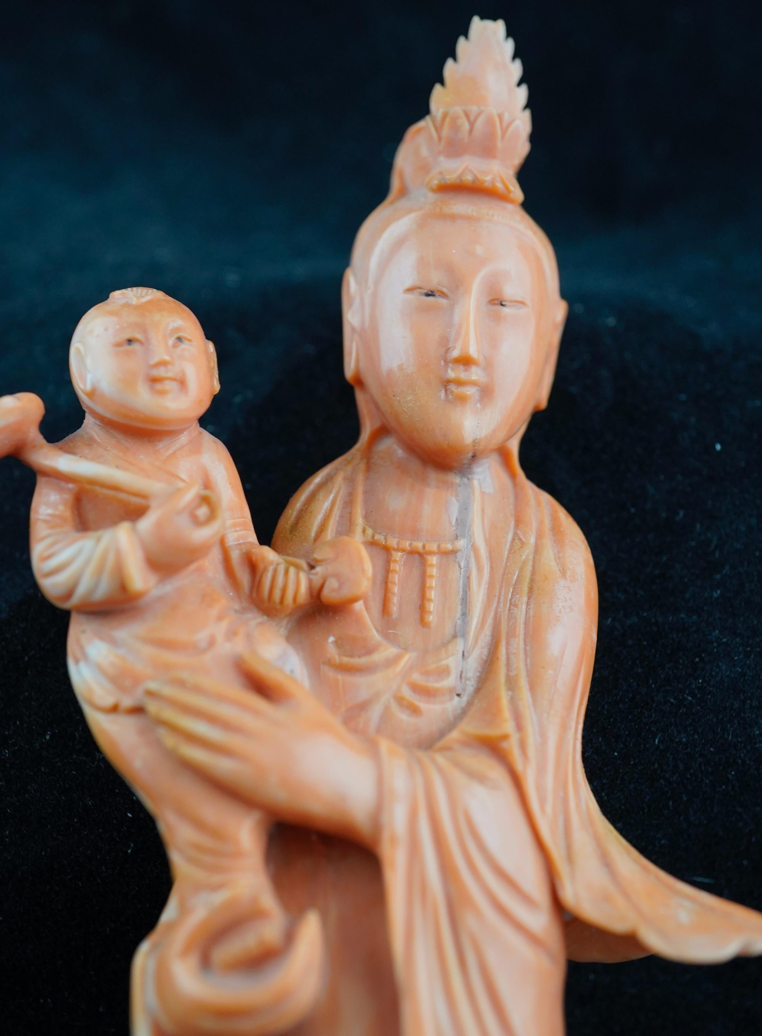 Sculpture chinoise en corail rouge représentant une femme et des enfants sur une base en bois, XIXe siècle Excellent état - En vente à Sarasota, FL