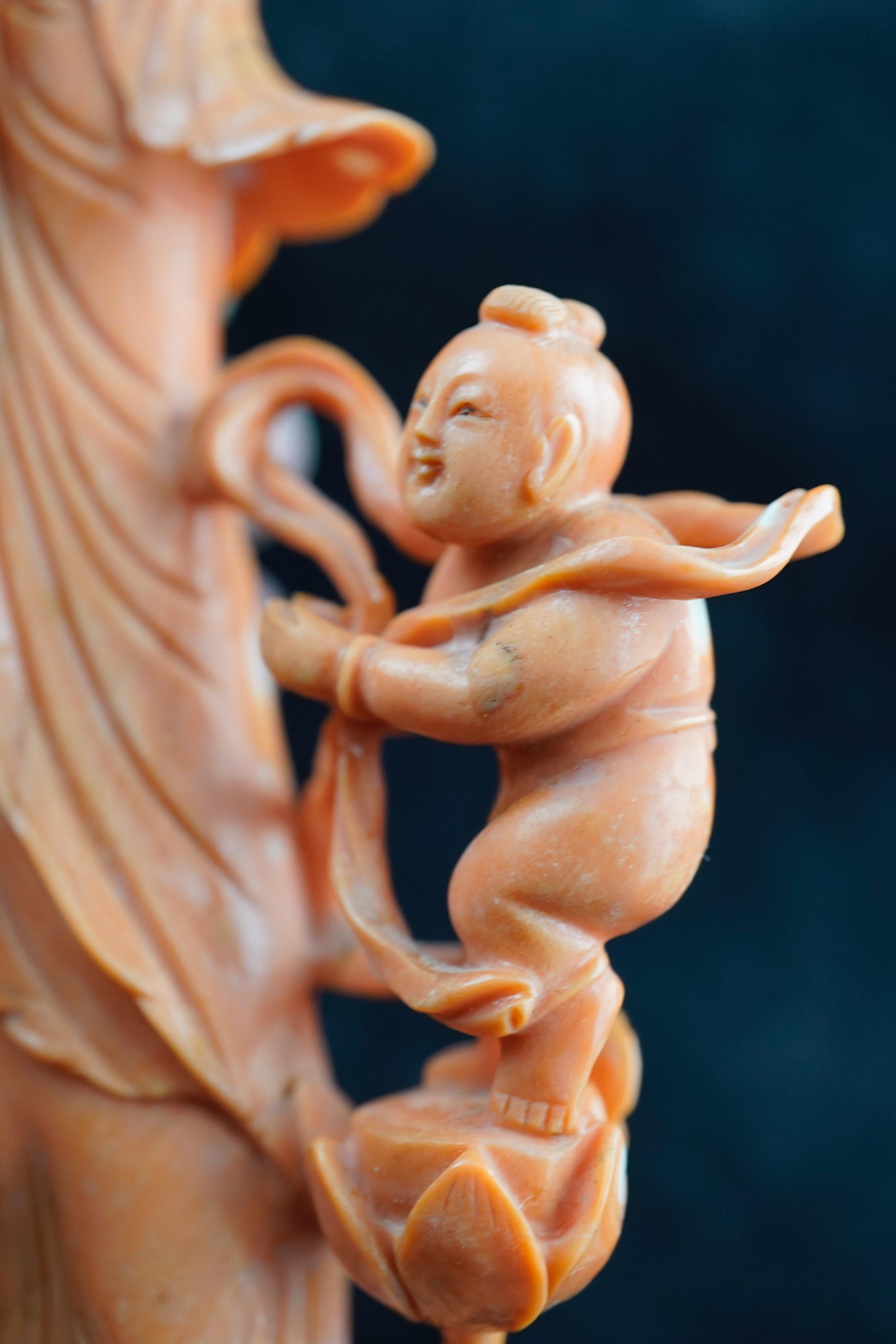 Corail Sculpture chinoise en corail rouge représentant une femme et des enfants sur une base en bois, XIXe siècle en vente