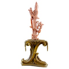 Scultura cinese in corallo rosso raffigurante una donna e dei bambini su una base di legno, XIX secolo
