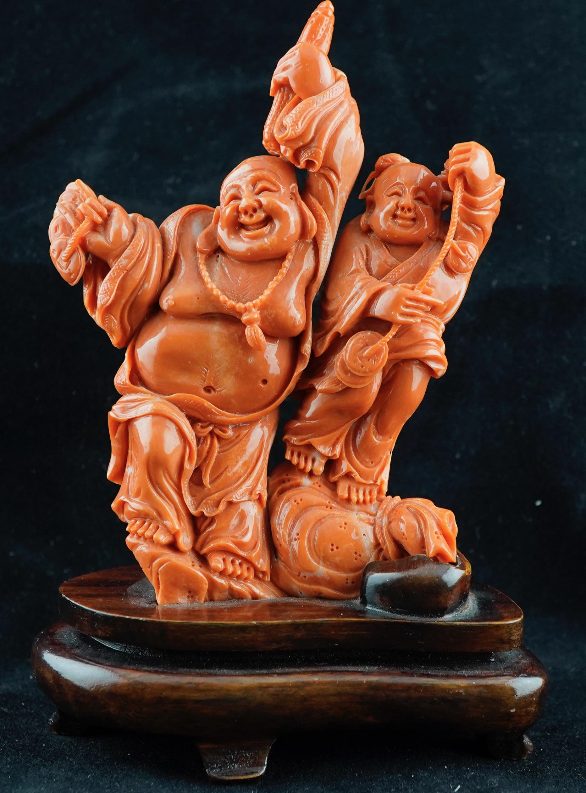 Figure chinoise en corail rouge finement sculptée de Bouddha et de son assistant. La figurine est fixée sur un socle de 1 1/4