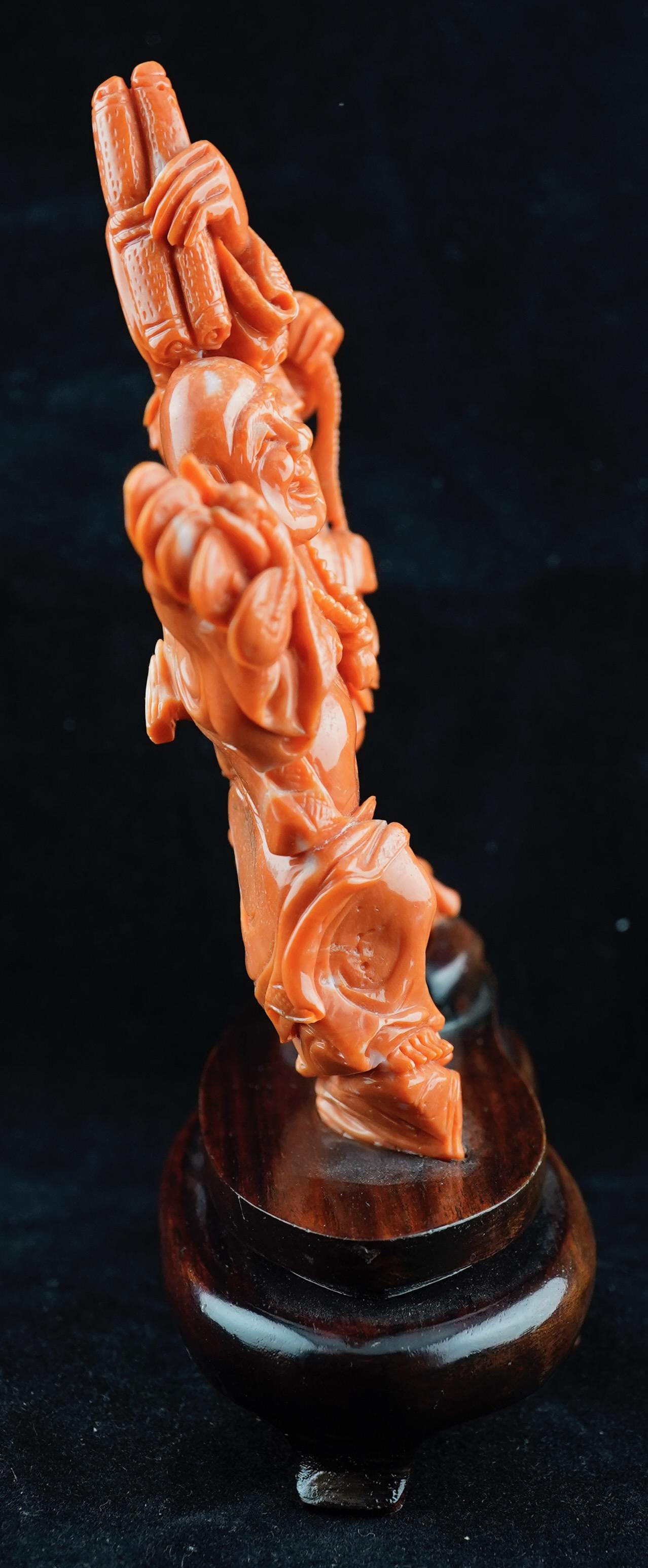 Asiatique Sculpture chinoise en corail rouge représentant Bouddha et son assistant en vente