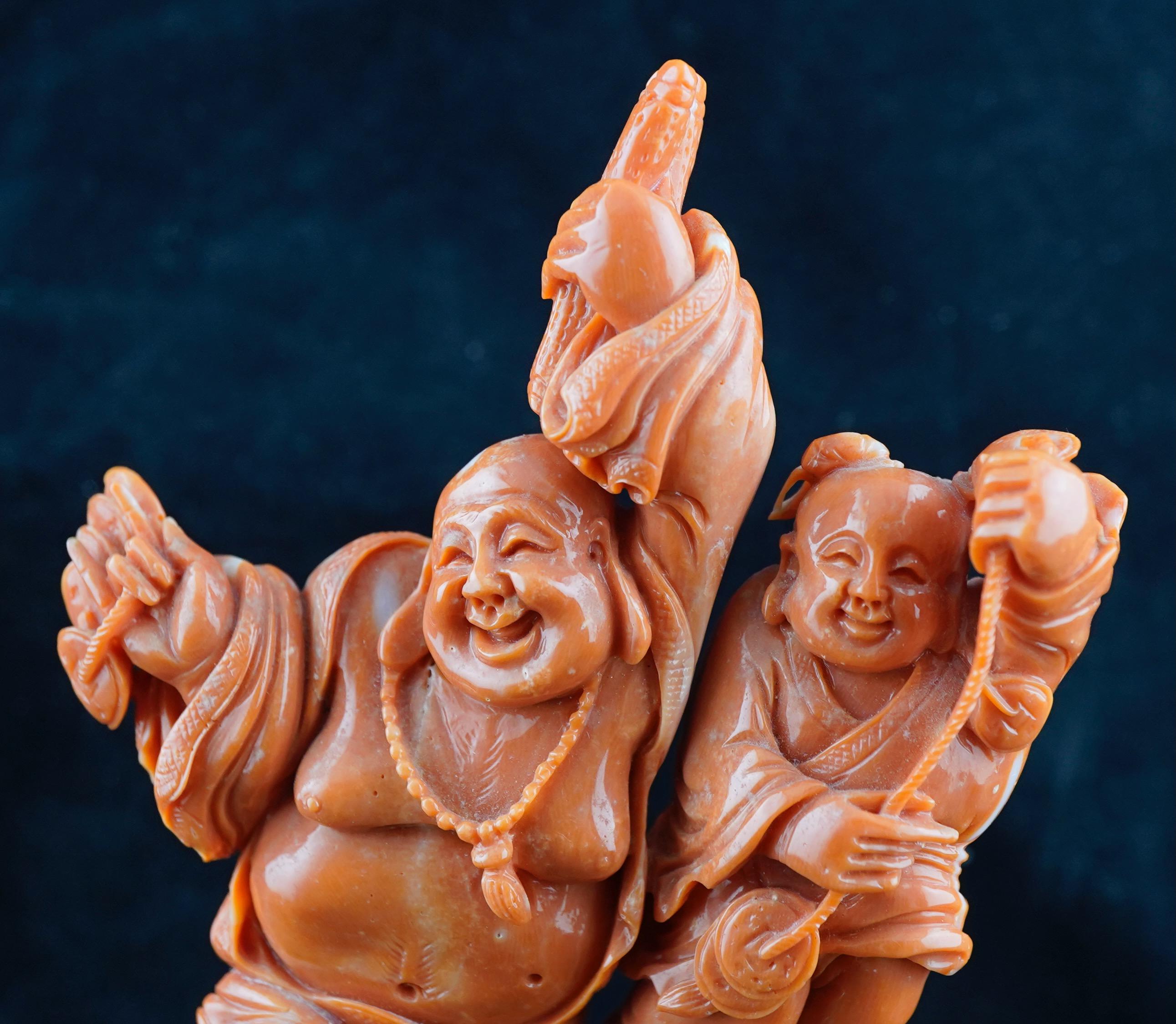 Sculpté à la main Sculpture chinoise en corail rouge représentant Bouddha et son assistant en vente