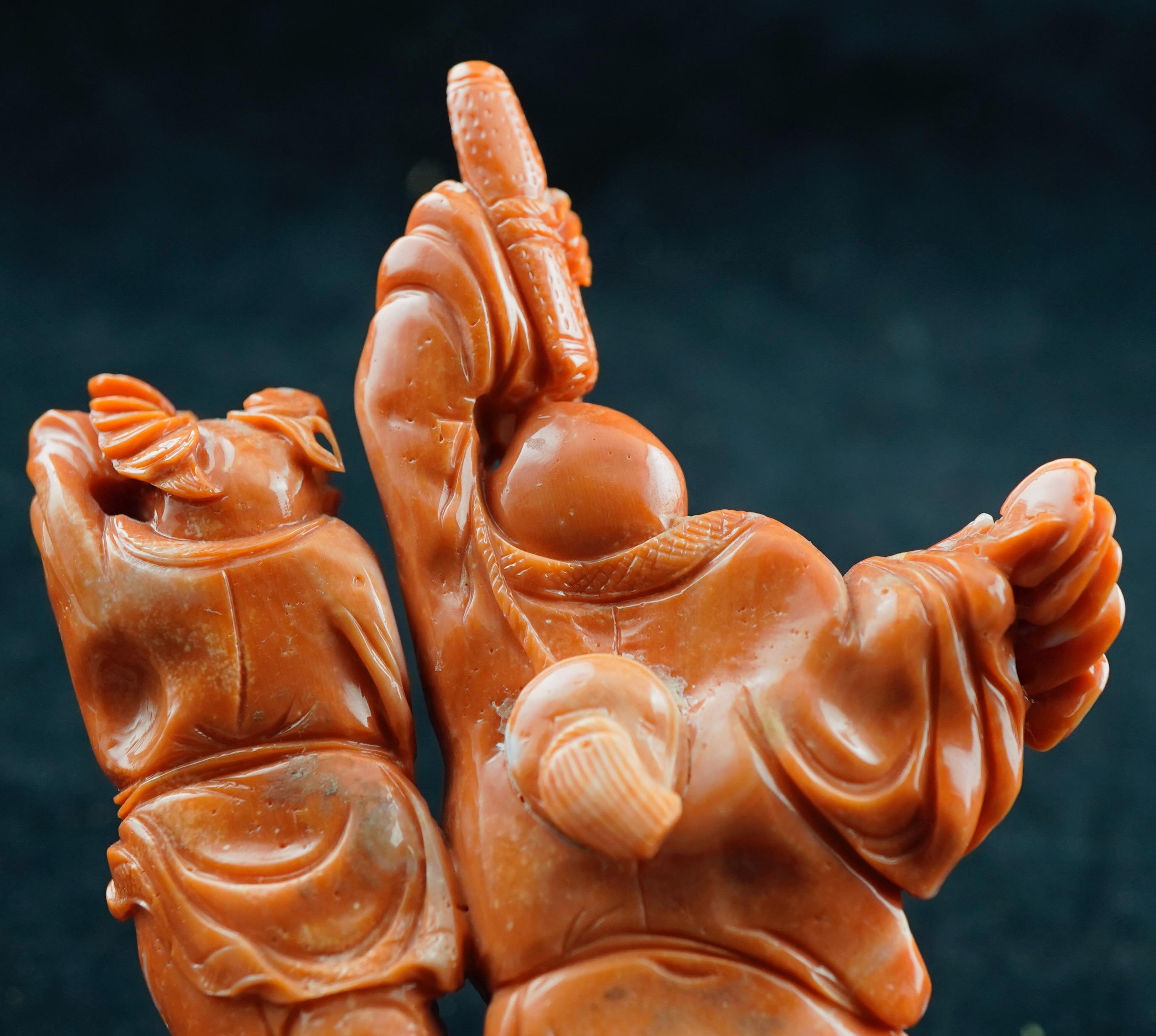 Sculpture chinoise en corail rouge représentant Bouddha et son assistant Excellent état - En vente à Sarasota, FL