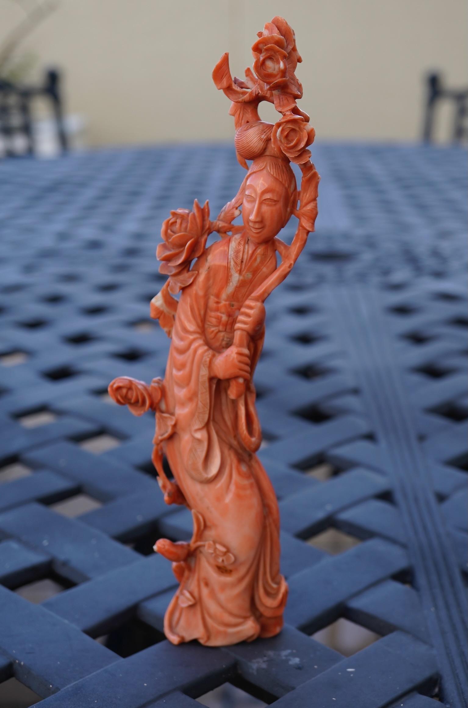 Talla china de coral rojo de figura femenina de la dinastía Qing siglo XIX en venta