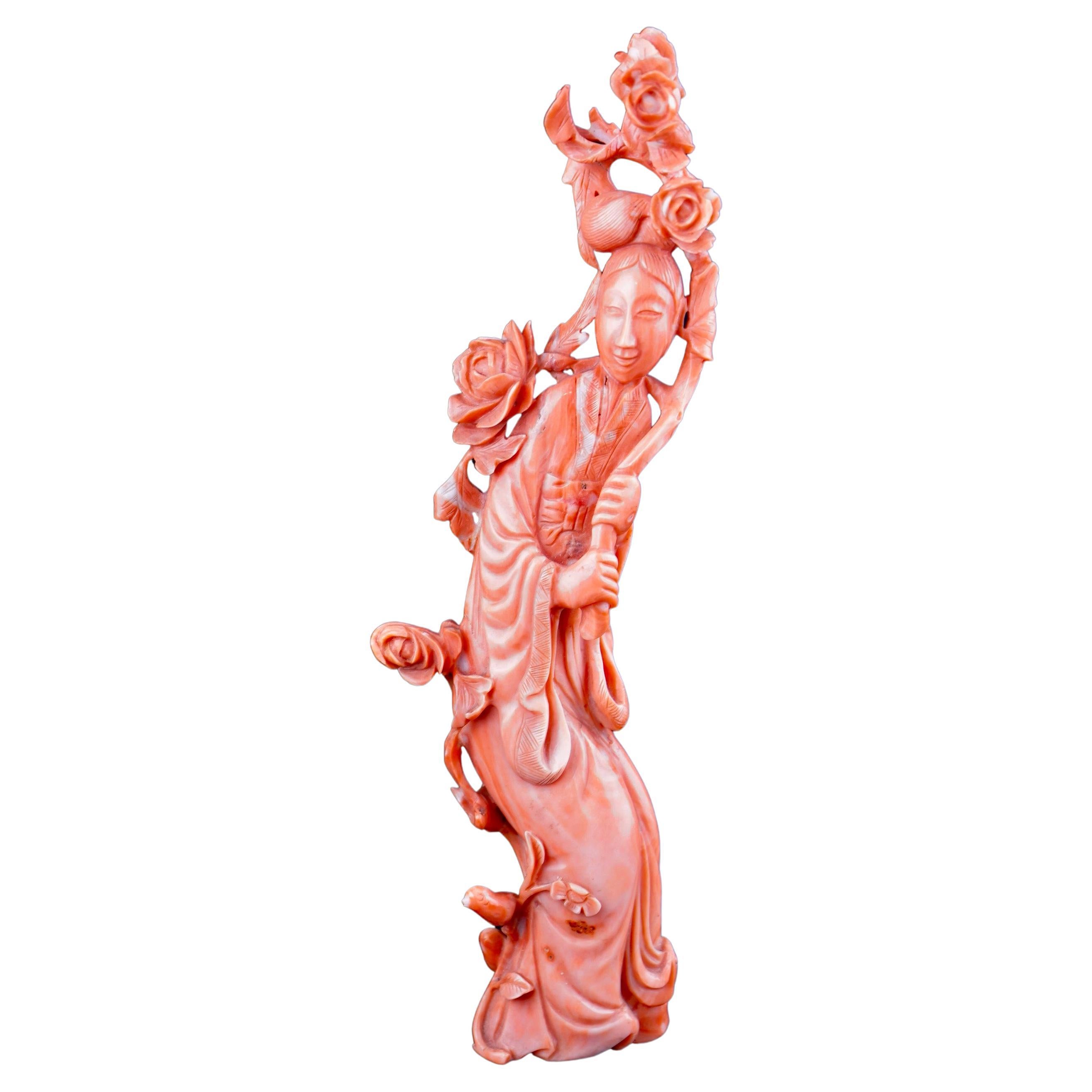 Talla china de coral rojo de figura femenina de la dinastía Qing en venta