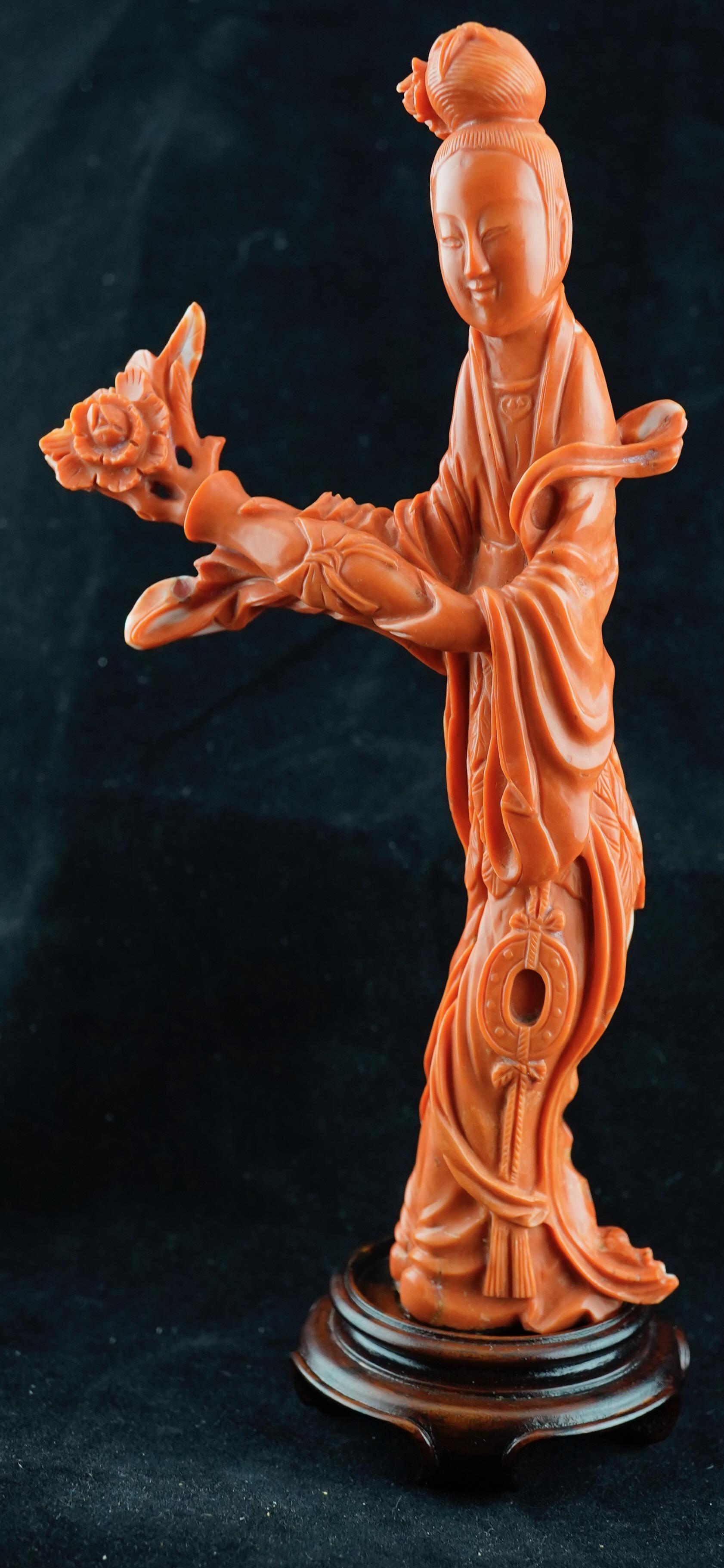 Sculpture chinoise en corail rouge représentant une femme vêtue de robes flottantes. Très beau travail du 19e siècle. La figurine est fixée sur un socle de 1