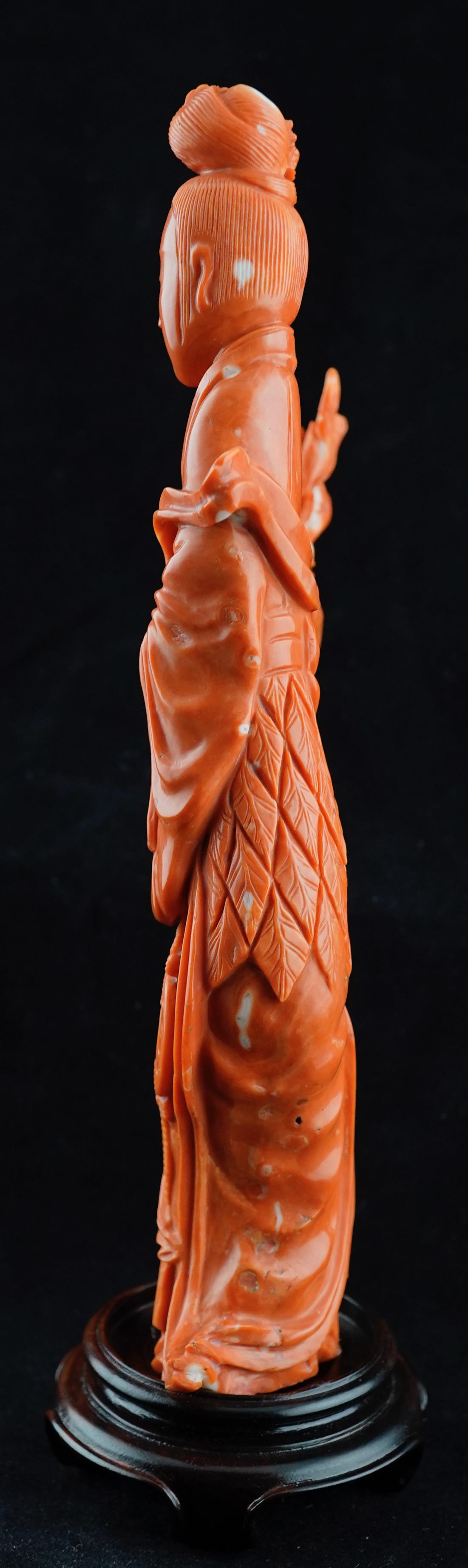 Exportation chinoise Figure féminine chinoise en corail rouge 19e siècle en vente