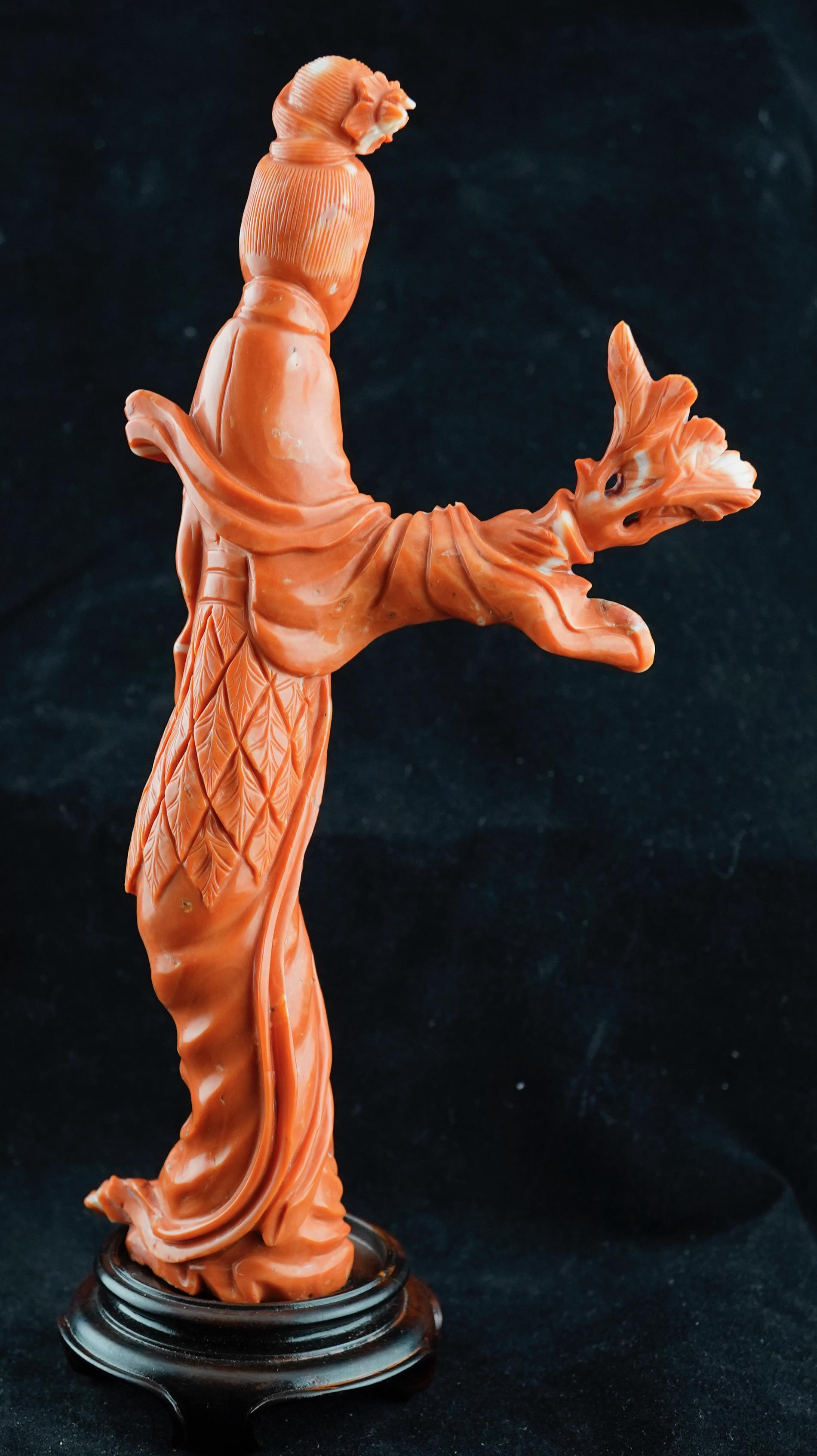 Chinois Figure féminine chinoise en corail rouge 19e siècle en vente