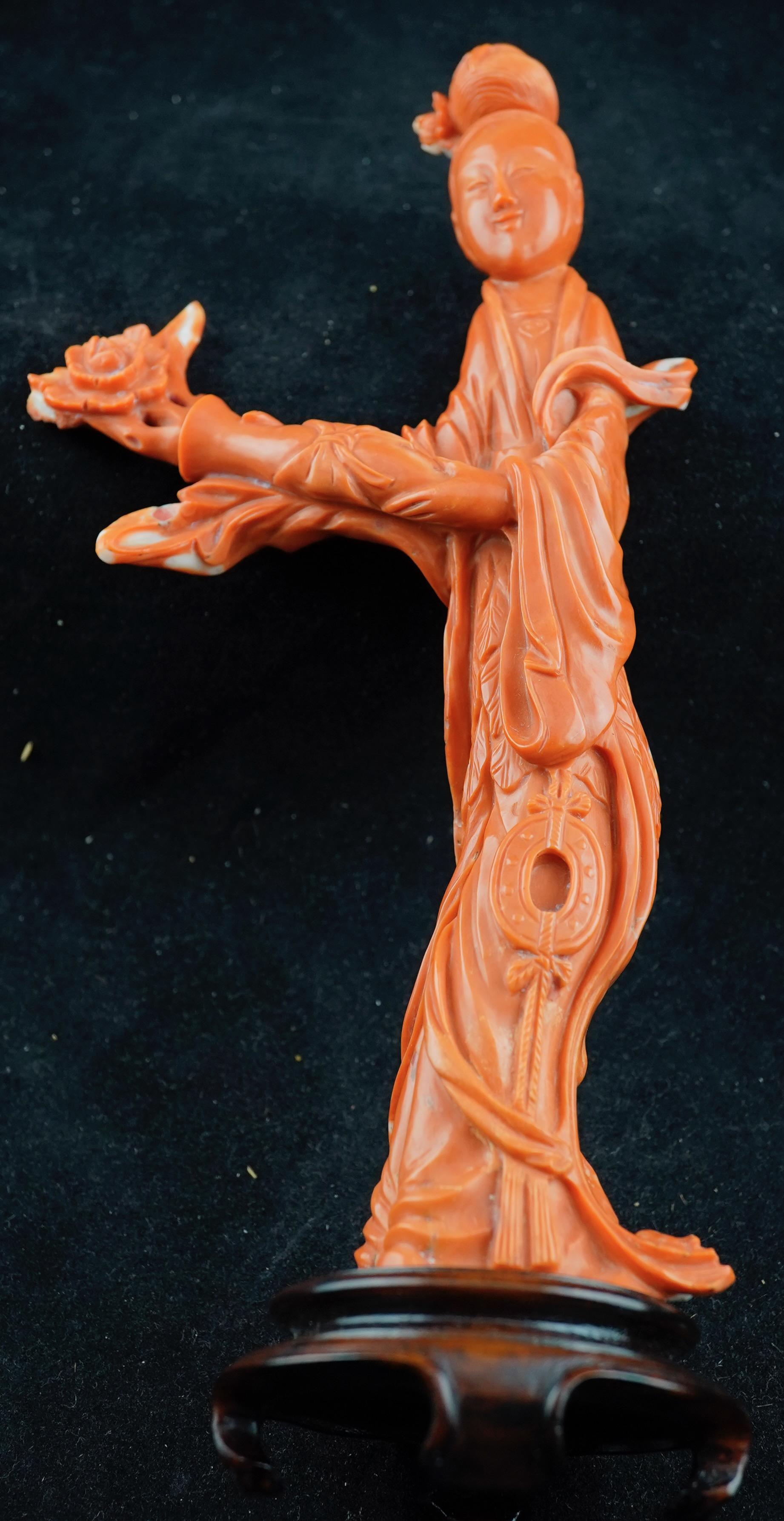 Figure féminine chinoise en corail rouge 19e siècle Bon état - En vente à Sarasota, FL
