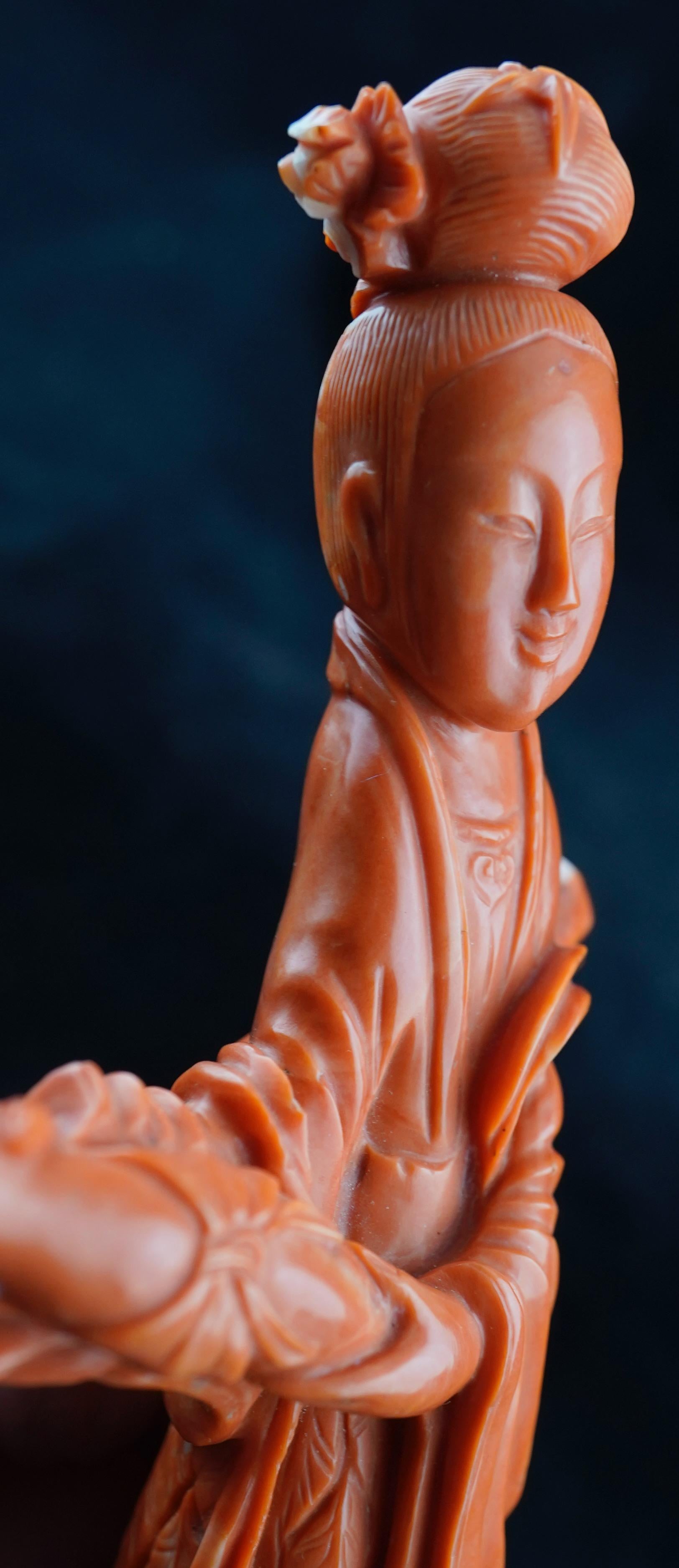 Corail Figure féminine chinoise en corail rouge 19e siècle en vente