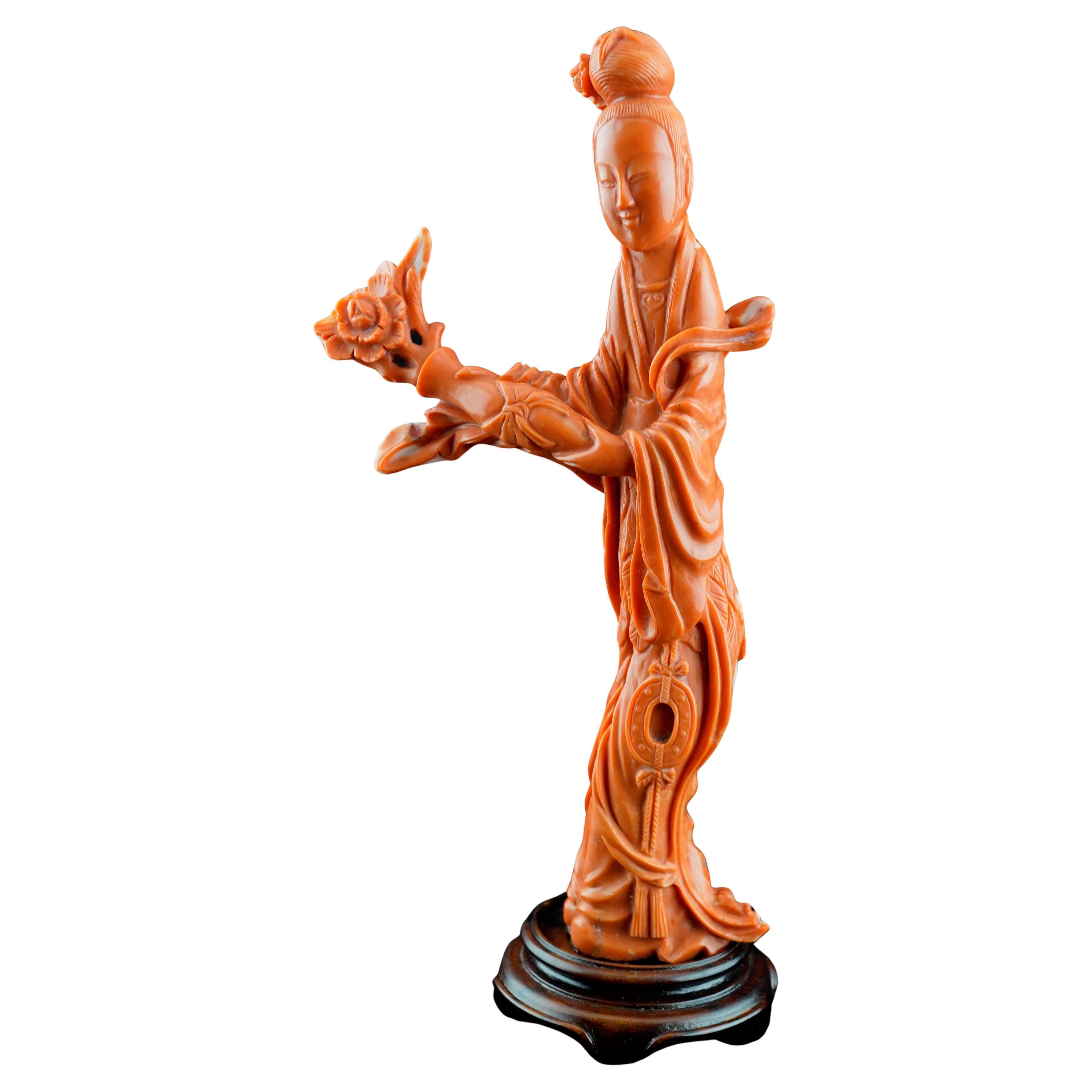 Figura femminile in corallo rosso cinese del XIX secolo