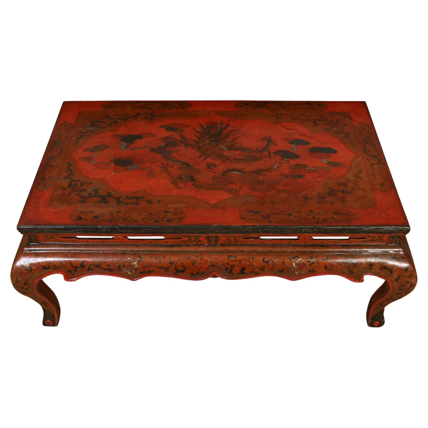 Table basse chinoise en laque Coromandel à motif de dragon rouge