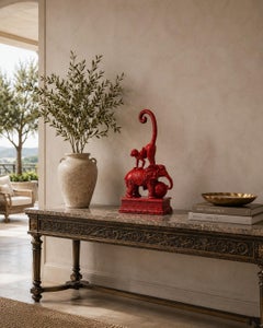 Scultura cinese raffigurante un elefante rosso, una scimmia e una palla, in stile Maitland Smith