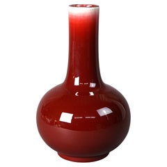 Vase bouteille chinois en poterie flambée rouge, signé, C.I.C.