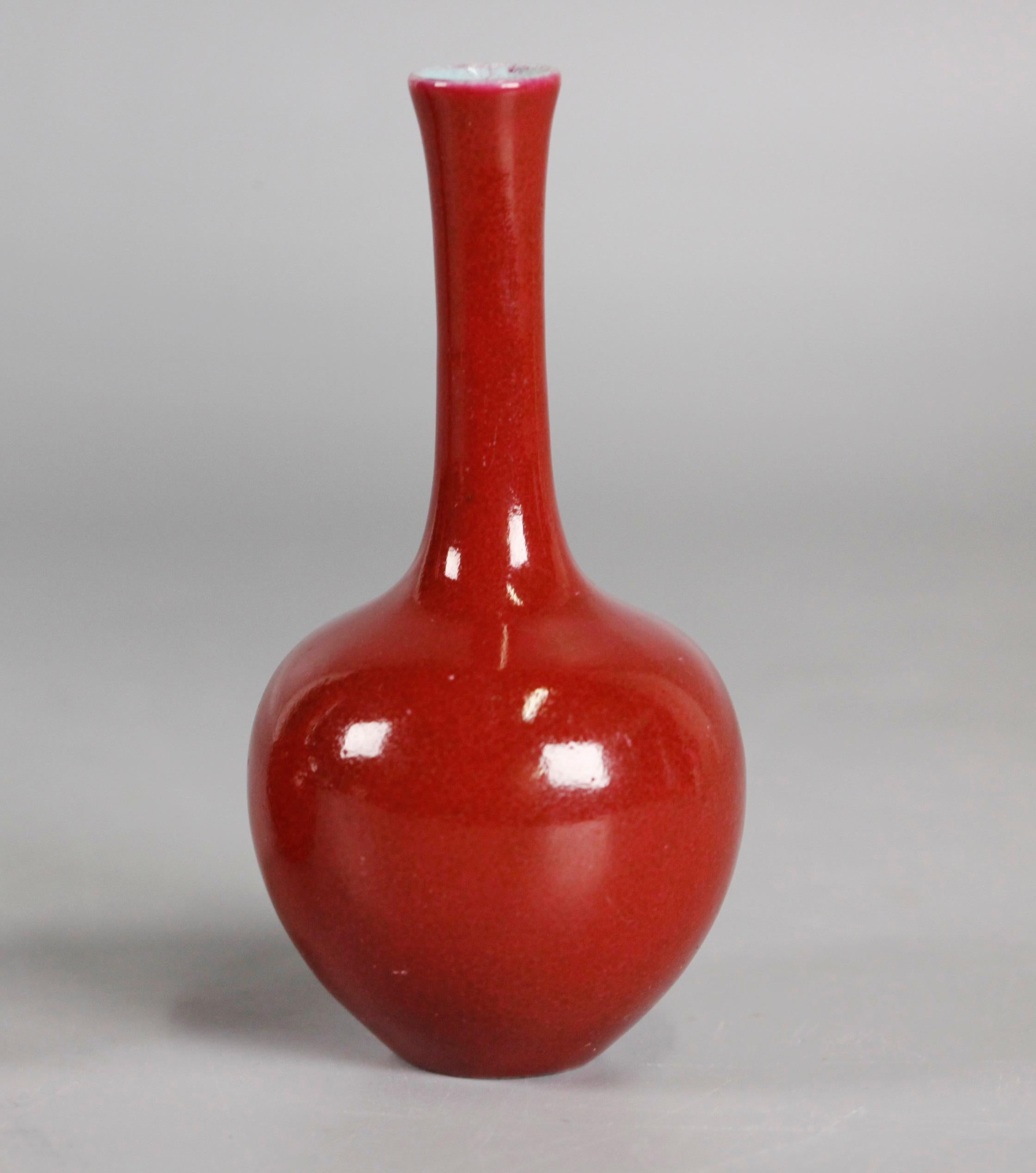 interno smaltato di turchese; vaso a forma di bottiglia 