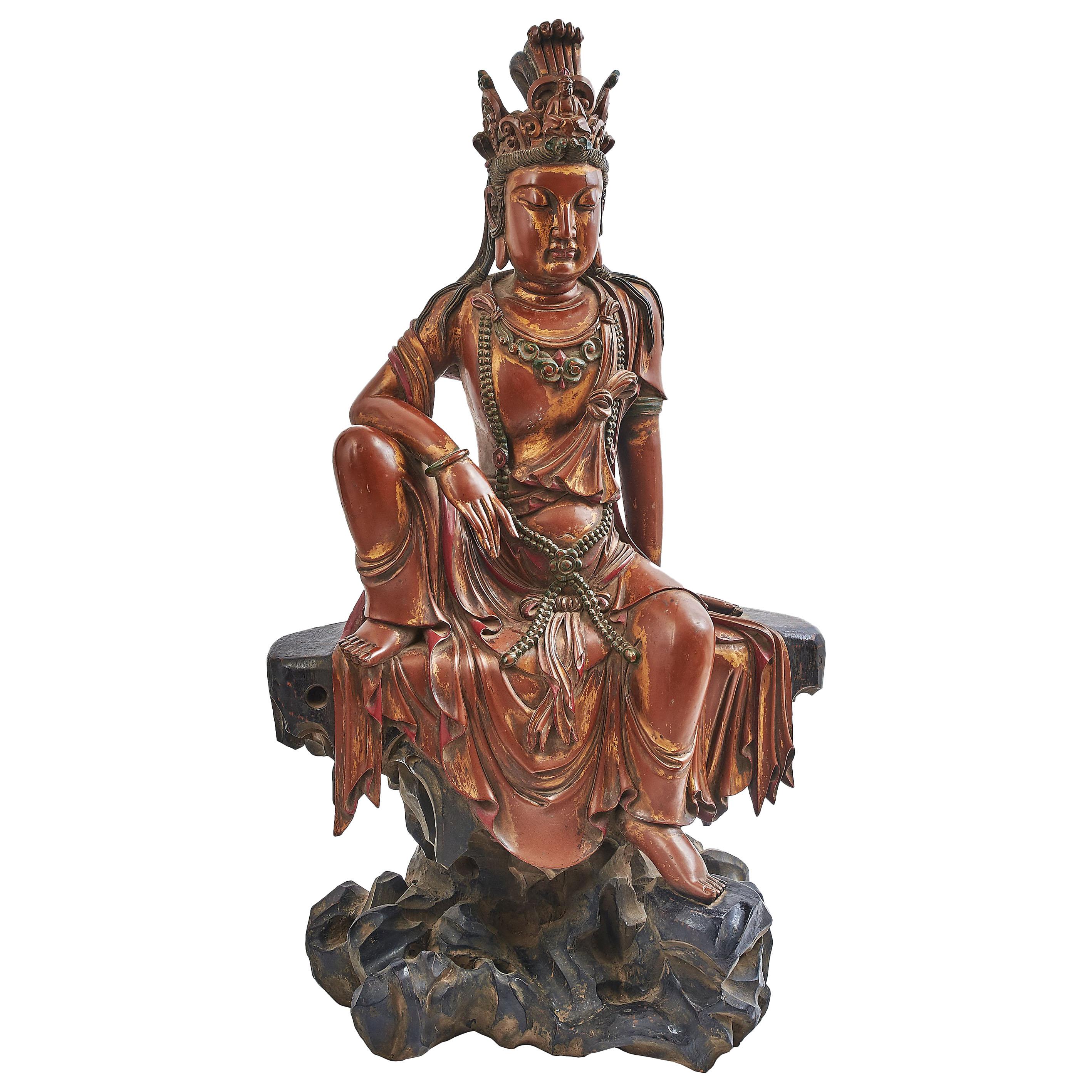 Figure chinoise de Guanyin sculptée en laque rouge, verte et or, vers 1900 en vente