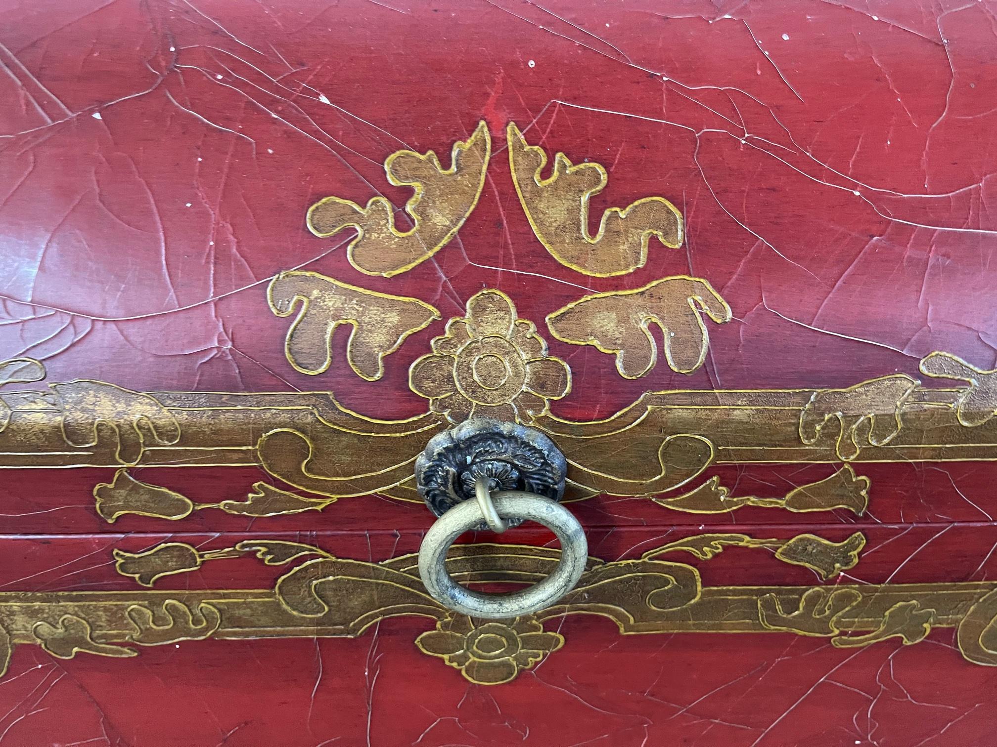 Chinesischer Kuppelaufsatz mit rotem Lack und Golddetails auf Füßen, 20. Jahrhundert im Zustand „Gut“ im Angebot in Savannah, GA