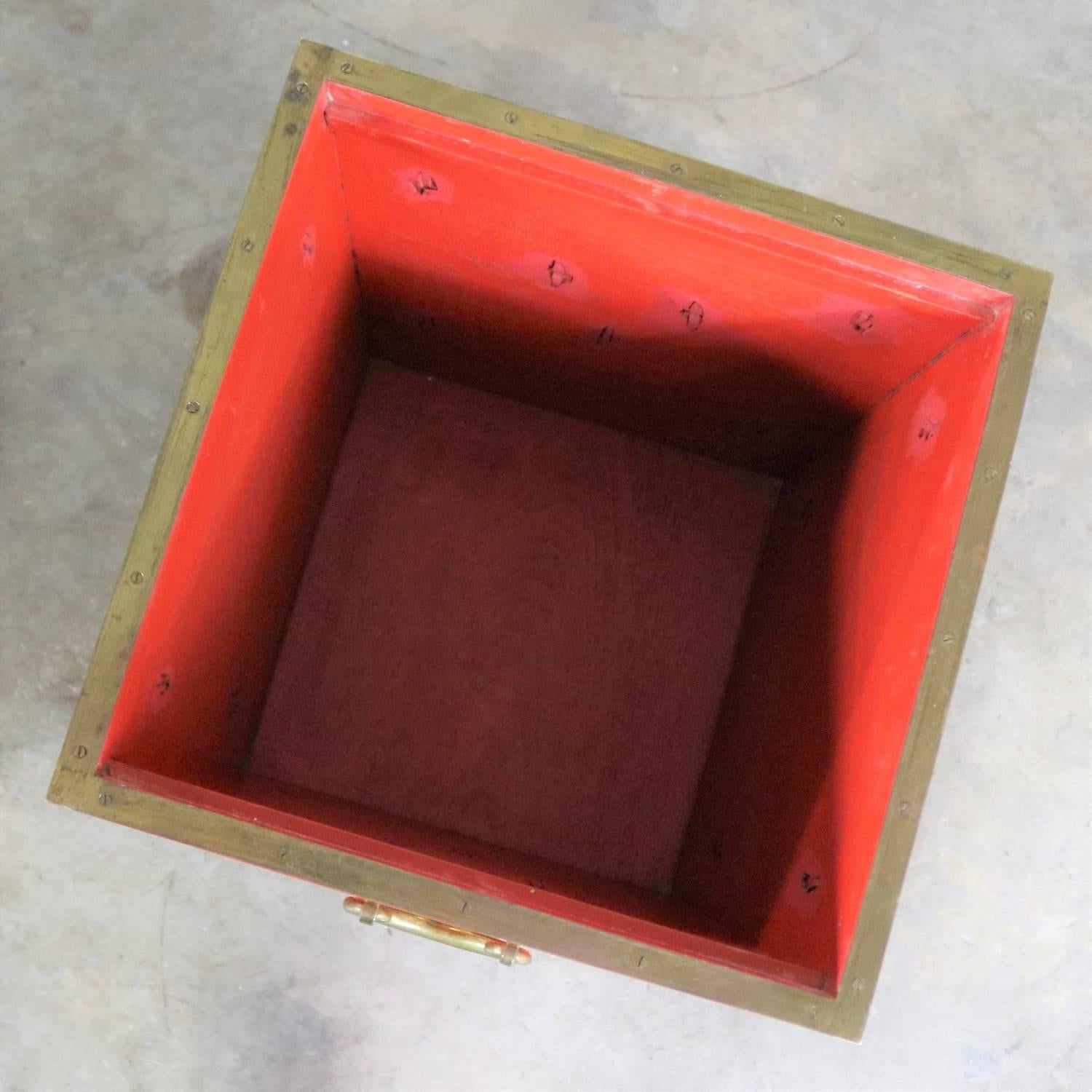 Table d'appoint chinoise en laque rouge et laiton, base amovible en forme de coffre à glace en vente 5