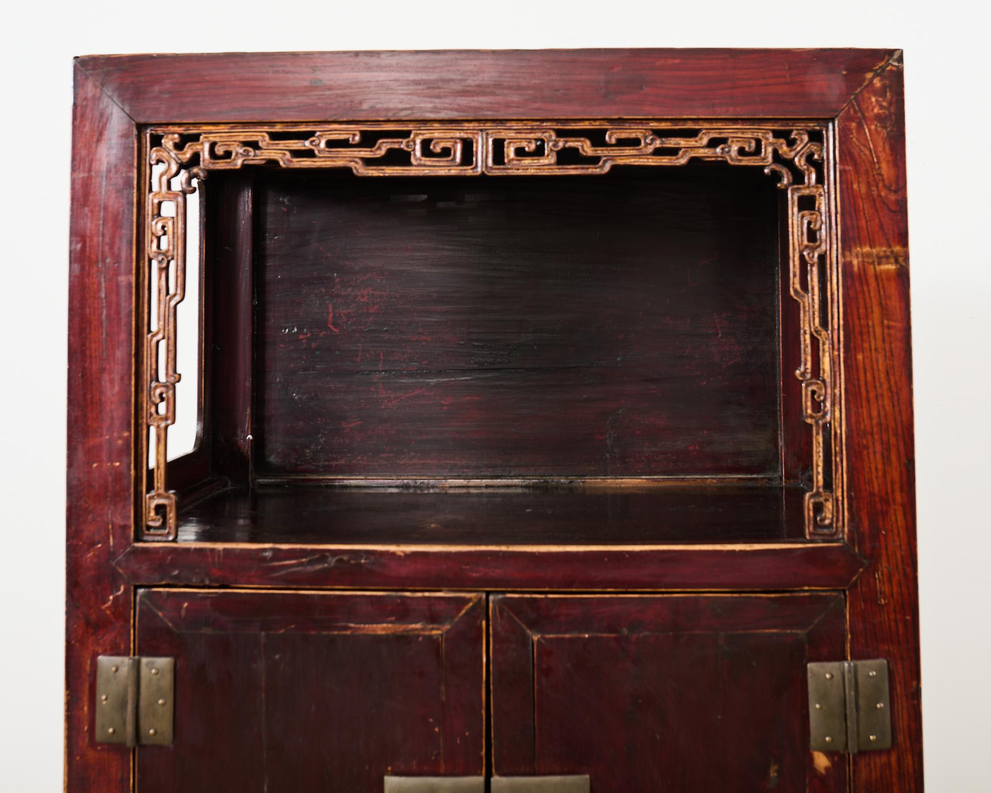 Qing Mobile cinese in lacca rossa con ripiano espositivo in vendita