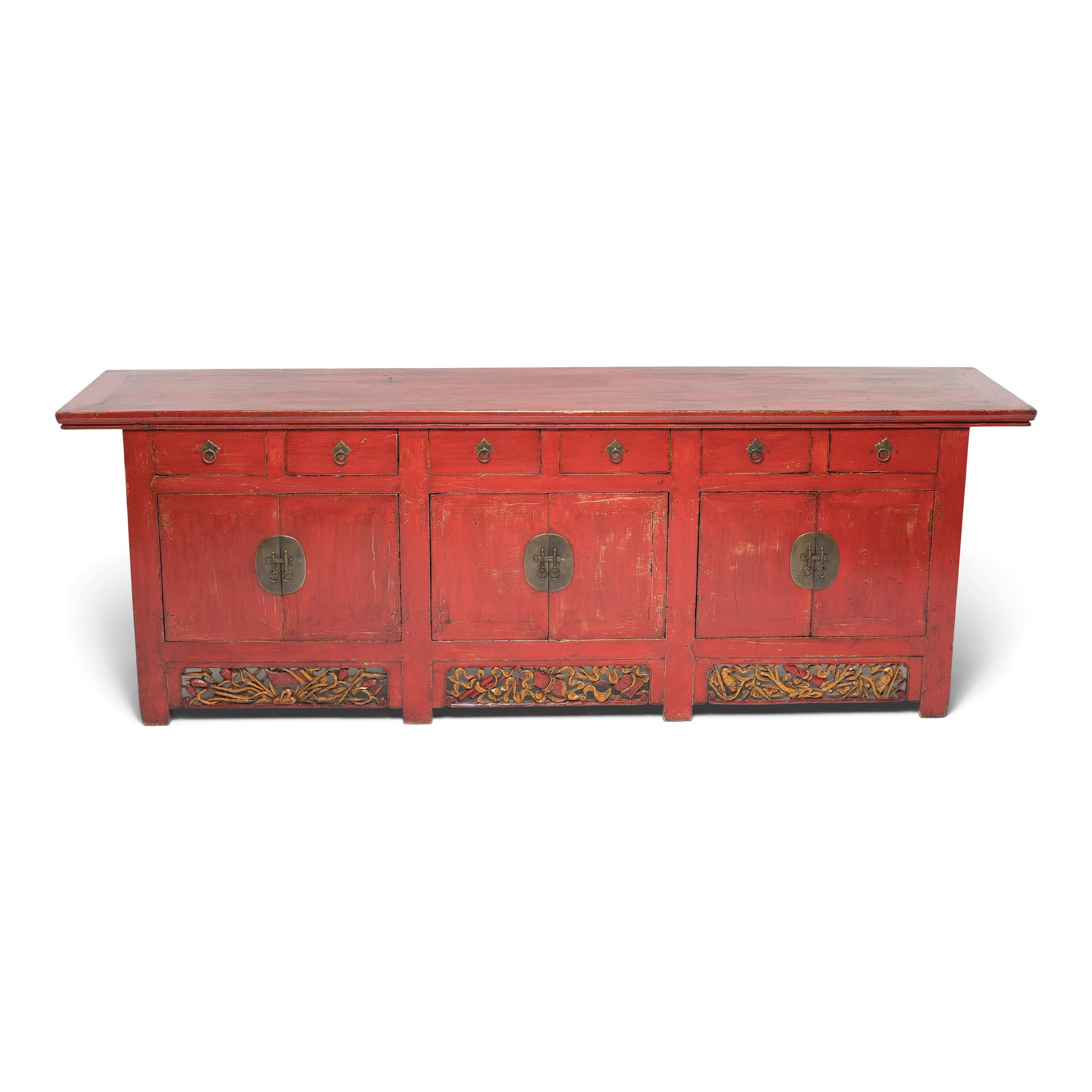 Chinese Red Lacquer Coffer with Gilt Carvings, c. 1900 In Good Condition For Sale In Chicago, IL