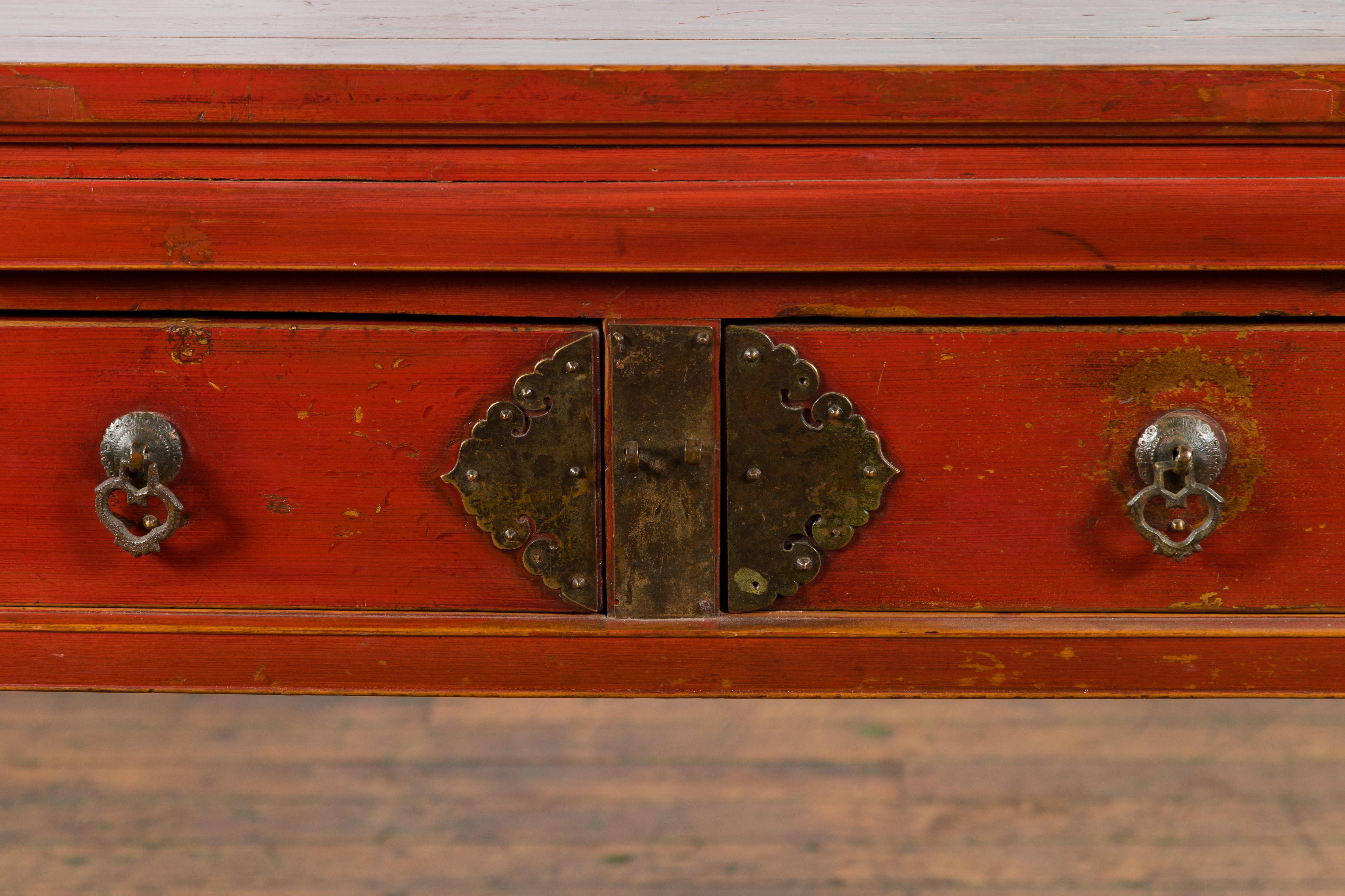Chinesischer Rotlack-Schreibtisch mit zwei Schubladen und Messingbeschlägen aus dem frühen 20. im Angebot 2