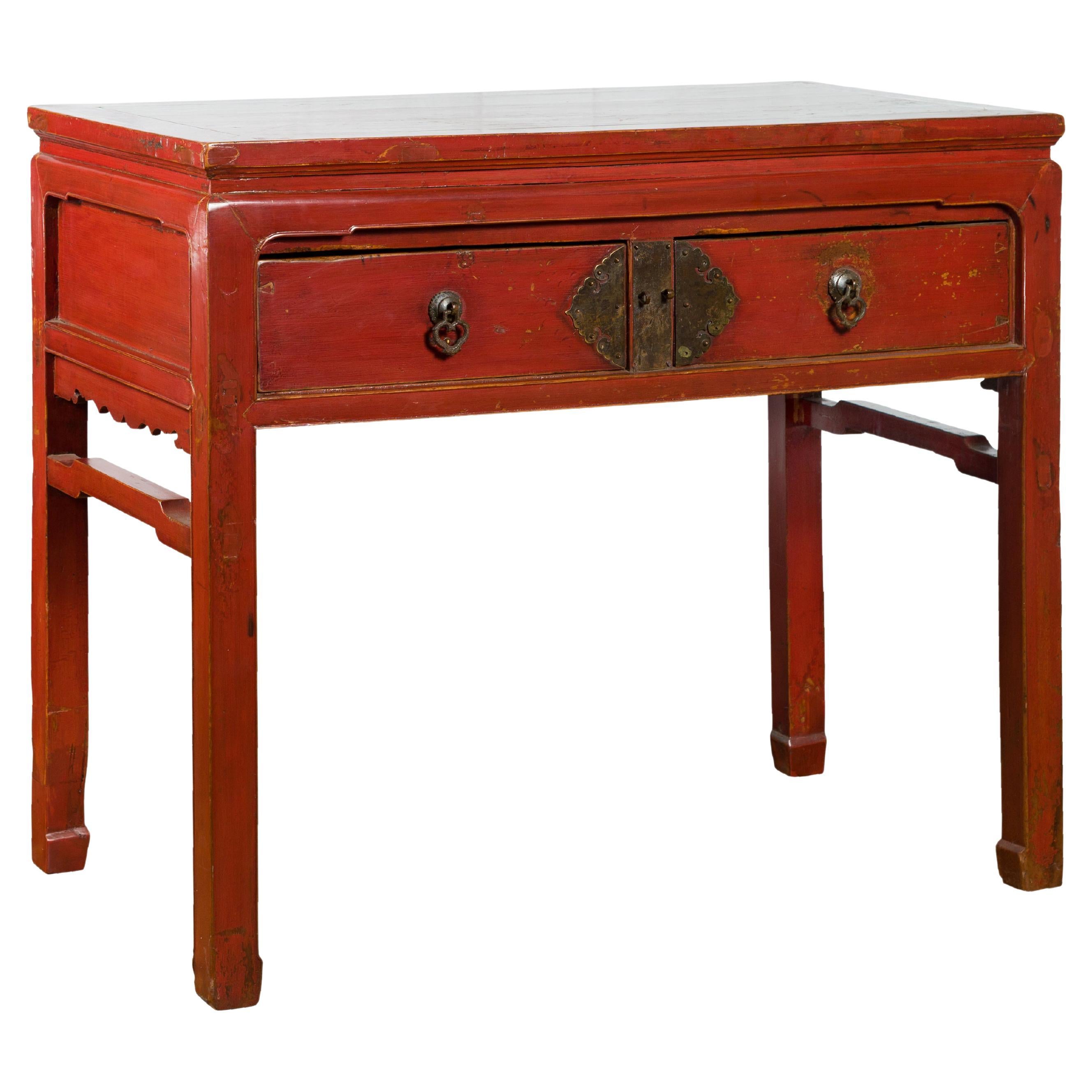 Chinesischer Rotlack-Schreibtisch mit zwei Schubladen und Messingbeschlägen aus dem frühen 20.
