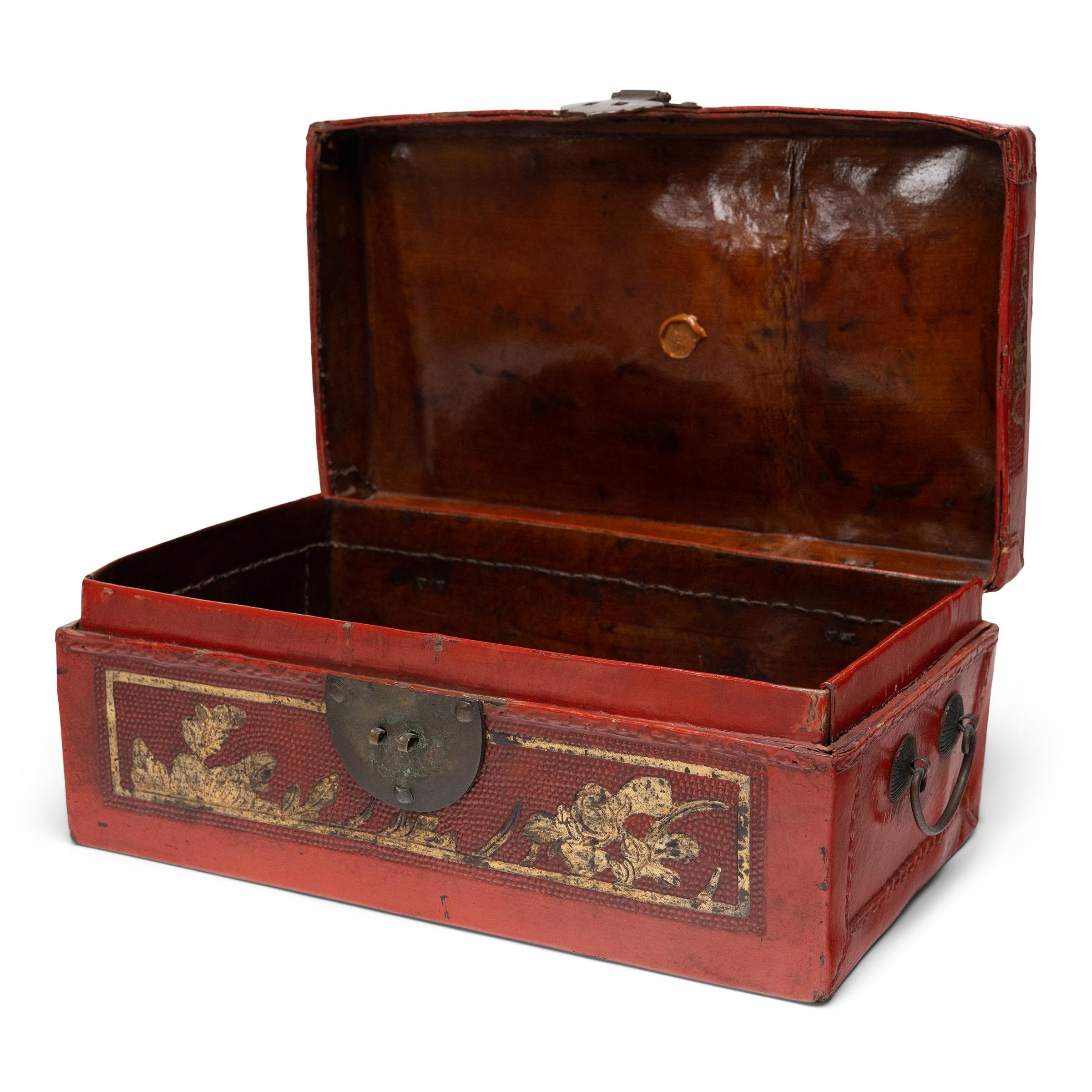 Chinois Boîte à peaux chinoise en laque rouge, vers 1880 en vente