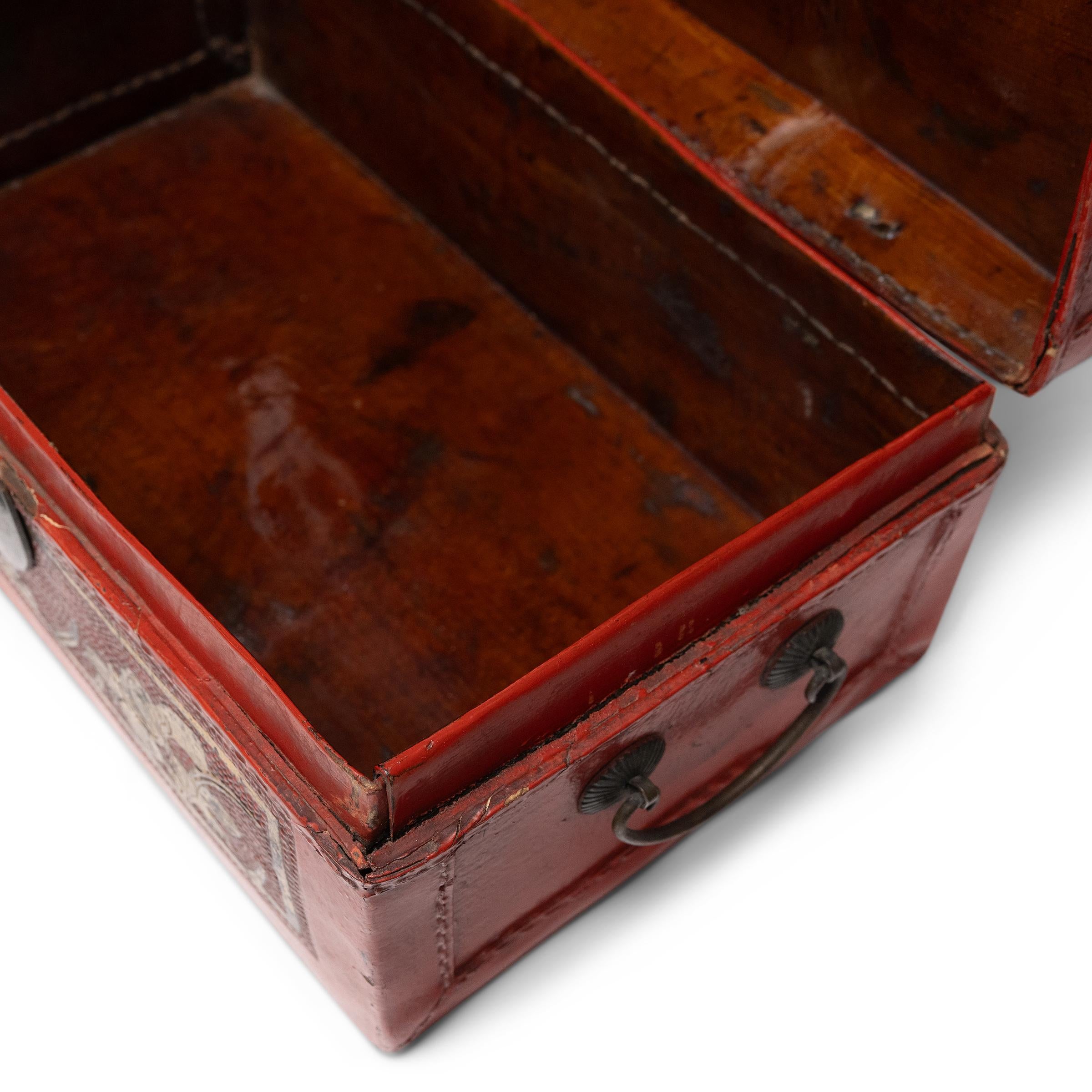 Boîte à peaux chinoise en laque rouge, vers 1880 Bon état - En vente à Chicago, IL