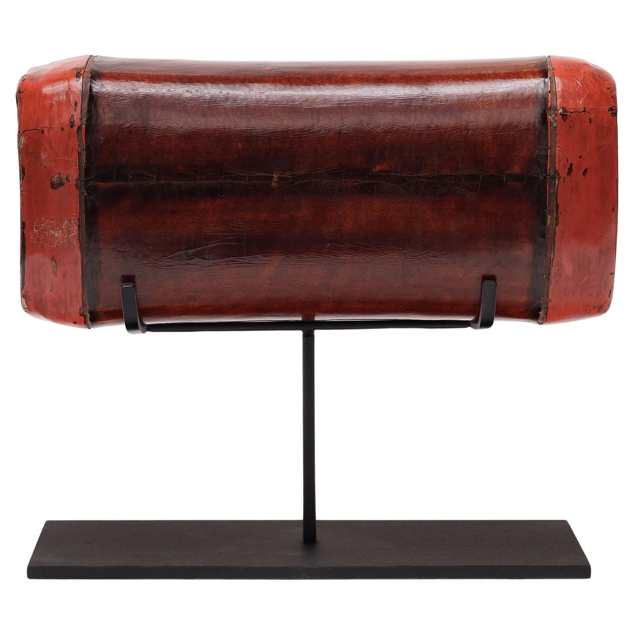 Almohada china de piel lacada roja, c. 1850