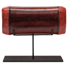 Almohada china de piel lacada roja, c. 1850