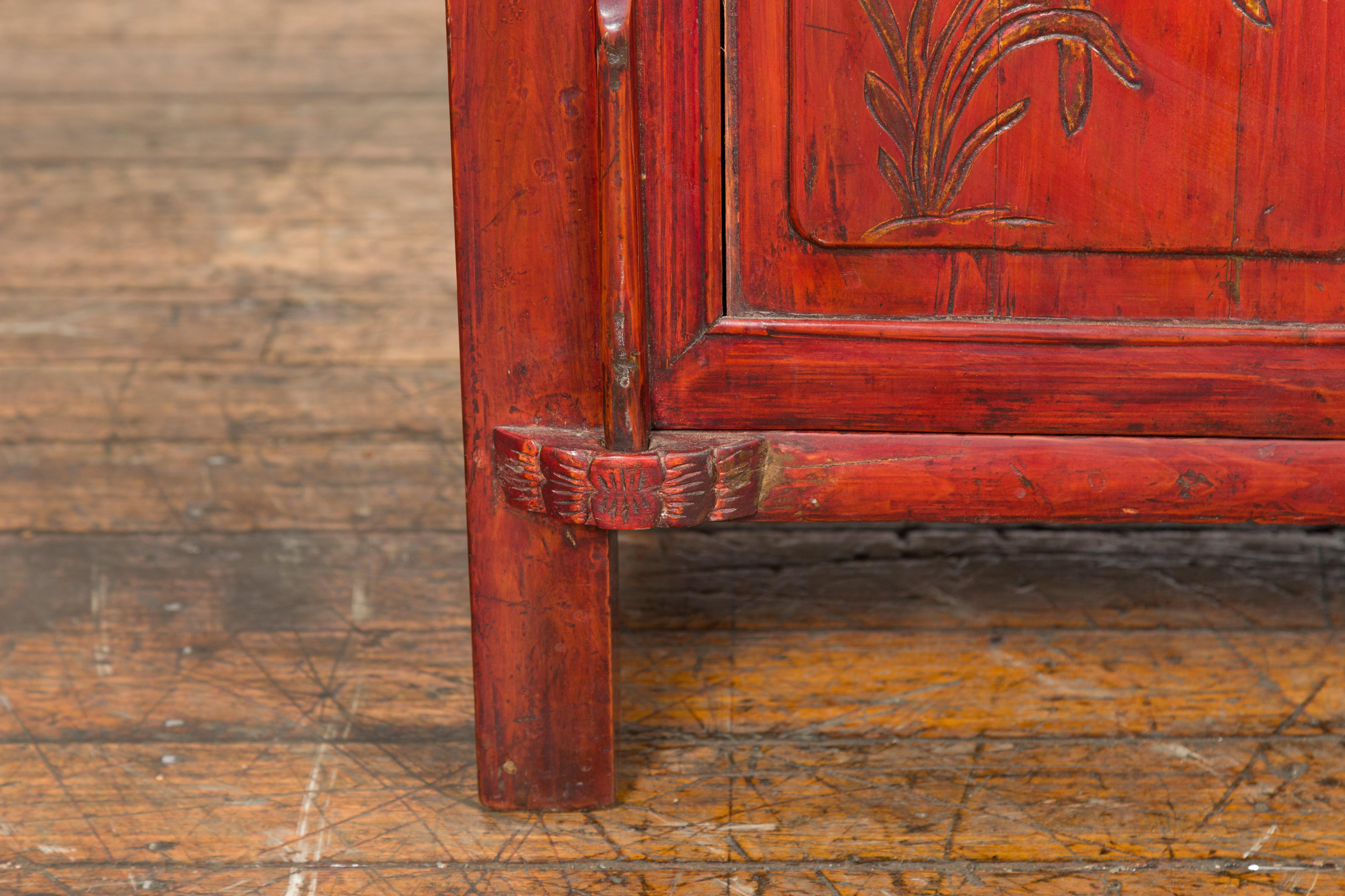 Meuble de chevet en laque rouge de la Chine de la fin de la dynastie Qing avec décor sculpté en vente 3