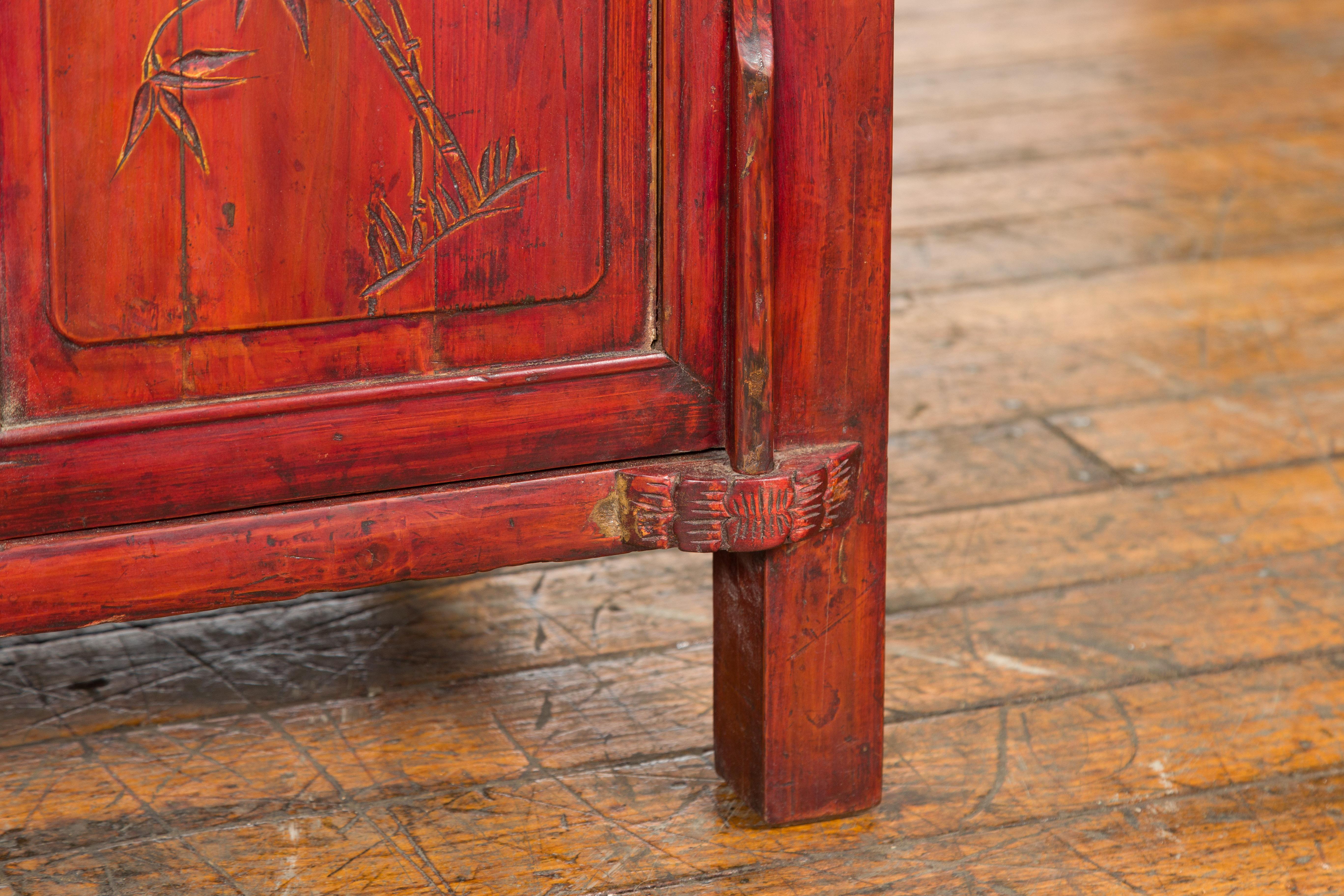 Meuble de chevet en laque rouge de la Chine de la fin de la dynastie Qing avec décor sculpté en vente 4